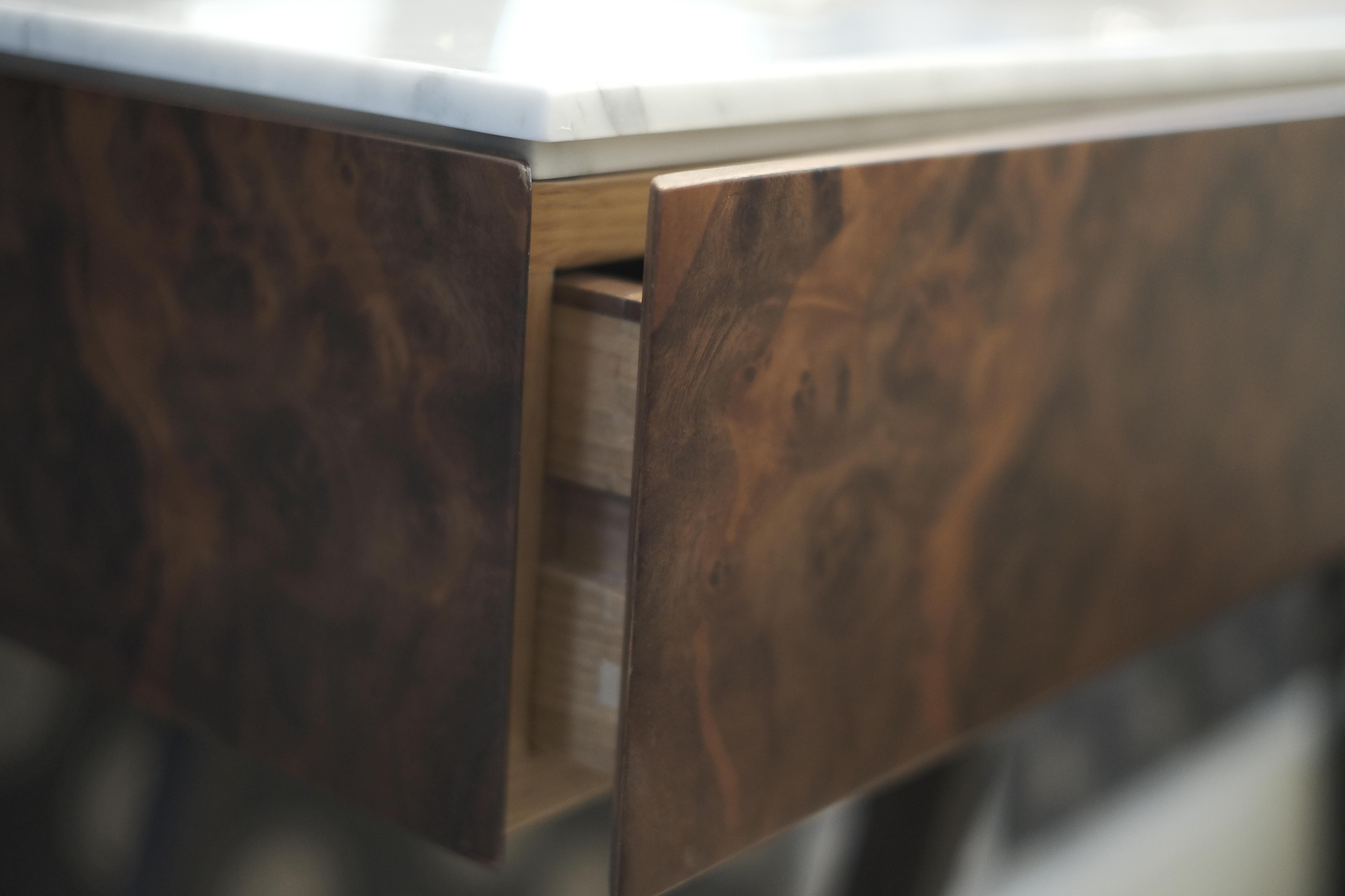 Ex-Display Table console avec tiroirs en marbre, placage de ronce de noyer et pieds en métal Bon état - En vente à London, GB