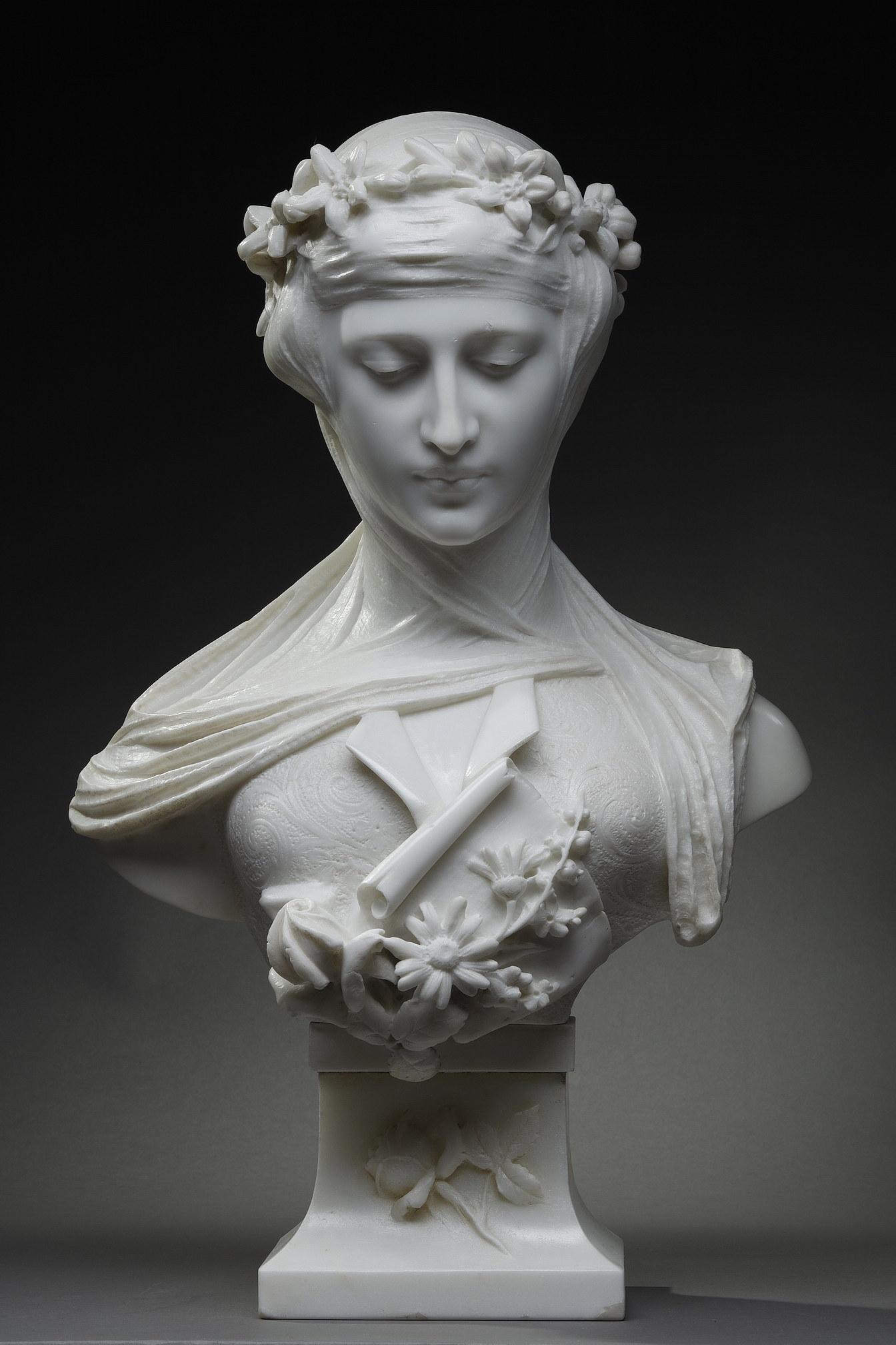 Bust in white marble of Carrara representing a woman with a veil crowned with flowers. The very delicate work of her dress and veil finely engraved are typical of the Italian school of the late nineteenth century. Her bust is decorated with daisies,