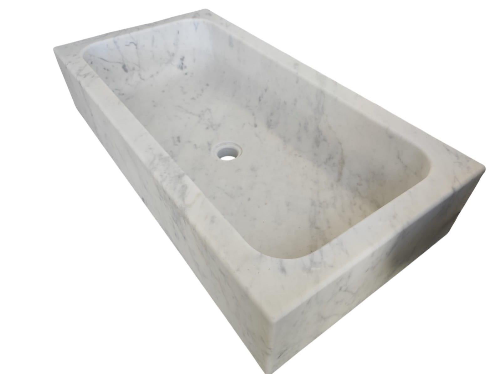 Évier de cuisine classique en marbre de Carrare
Un design simple et naturel, idéal pour une cuisine ou une salle de bains, pour les bâtiments anciens et nouveaux, une superbe pierre de caractère aux veines chaudes, taillée dans une seule pièce de