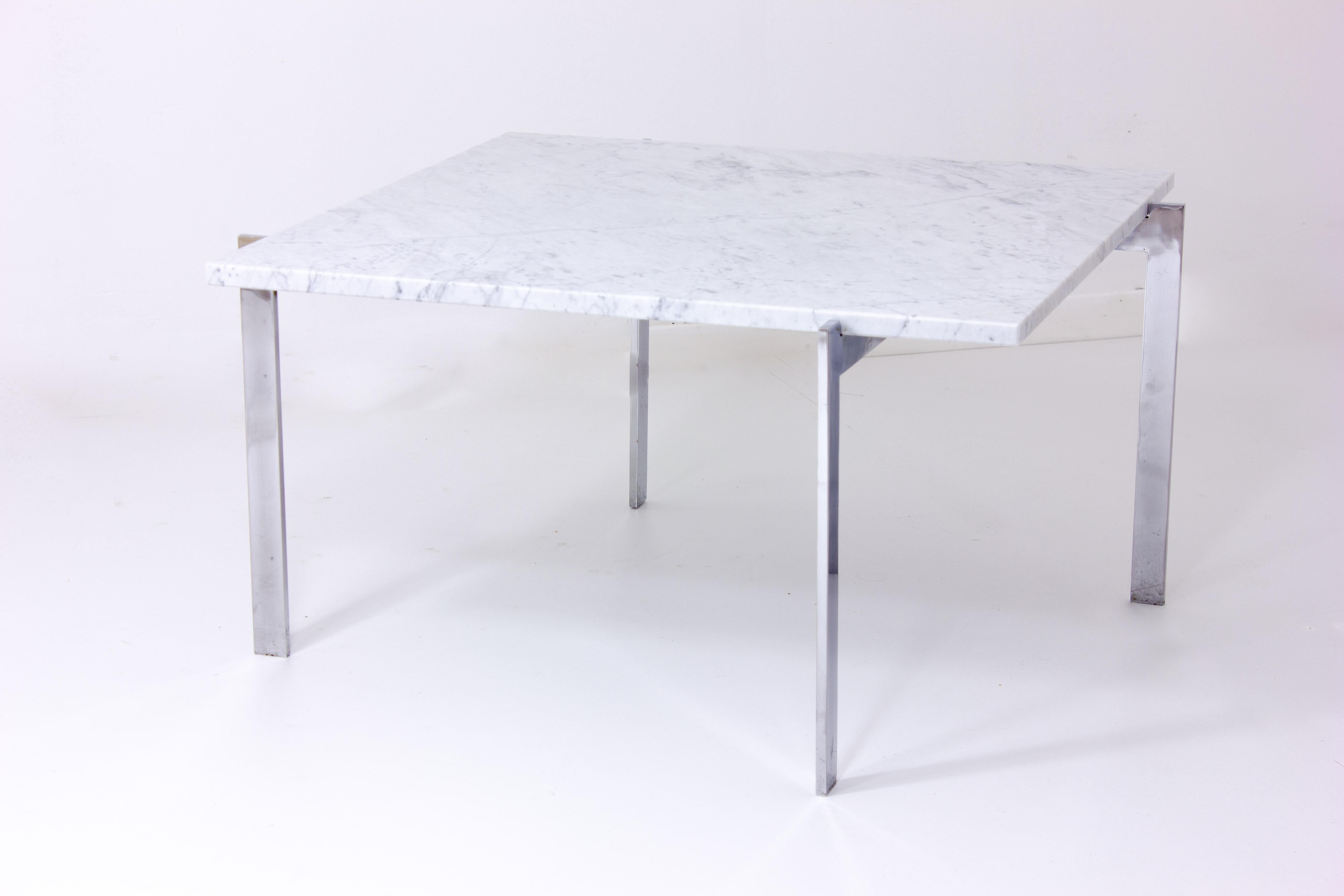 Superbe table basse en marbre blanc carrara avec base en bétal. Le plateau en ardoise de marbre présente un jeu élégant de couleurs entre le blanc, le gris et le gris foncé.