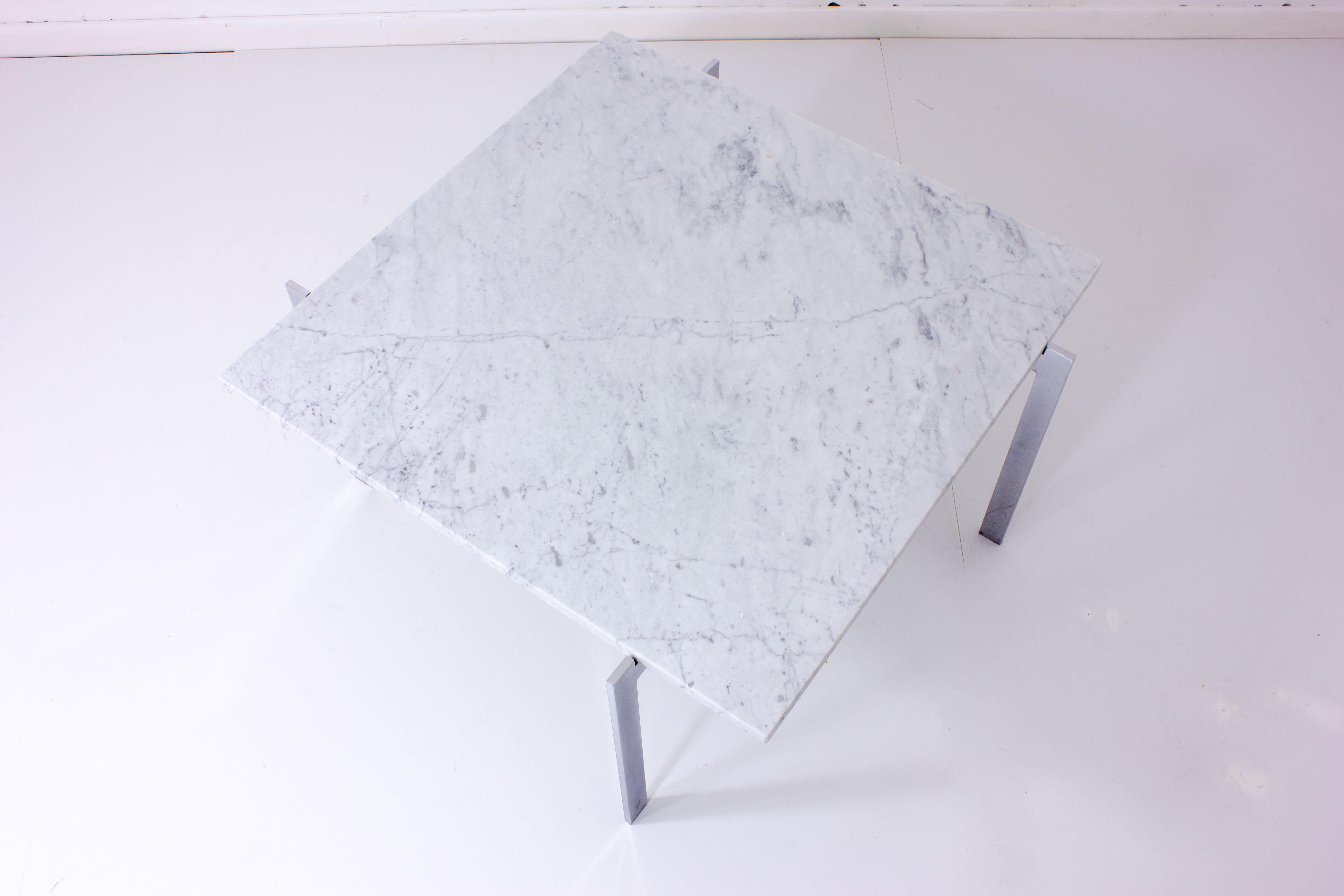 Couchtisch aus Carrara-Marmor mit Metallsockel (Moderne der Mitte des Jahrhunderts) im Angebot