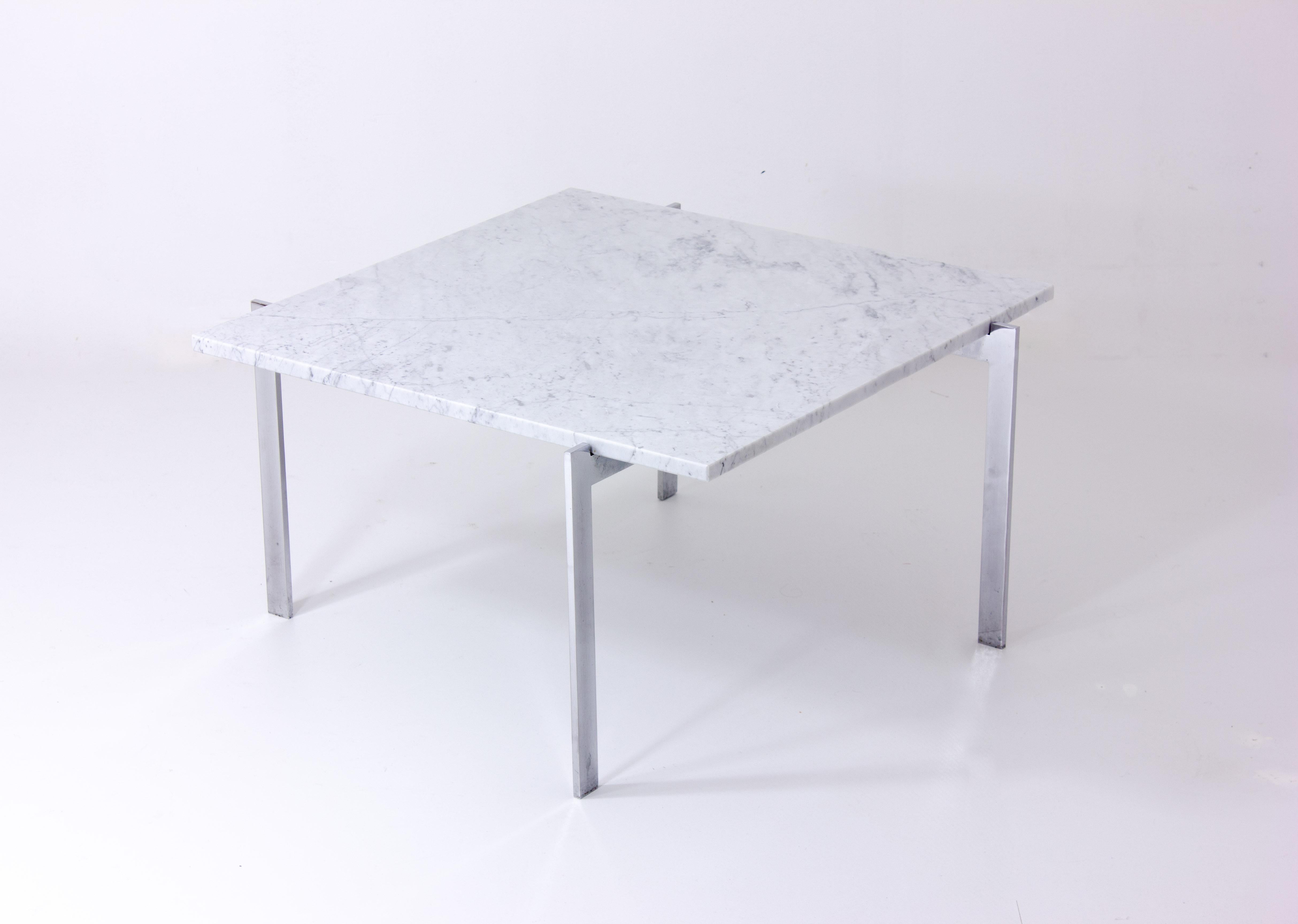 italien Table basse Tabel en marbre de Carrare avec base en métal en vente