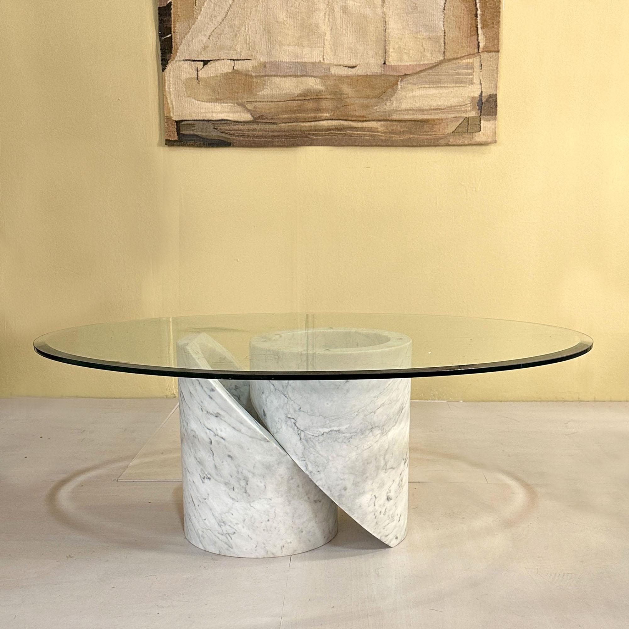 Mesa de centro de mármol de Carrara con tapa ovalada de cristal, Italia Años 60 en Excelente estado para la venta en London, GB