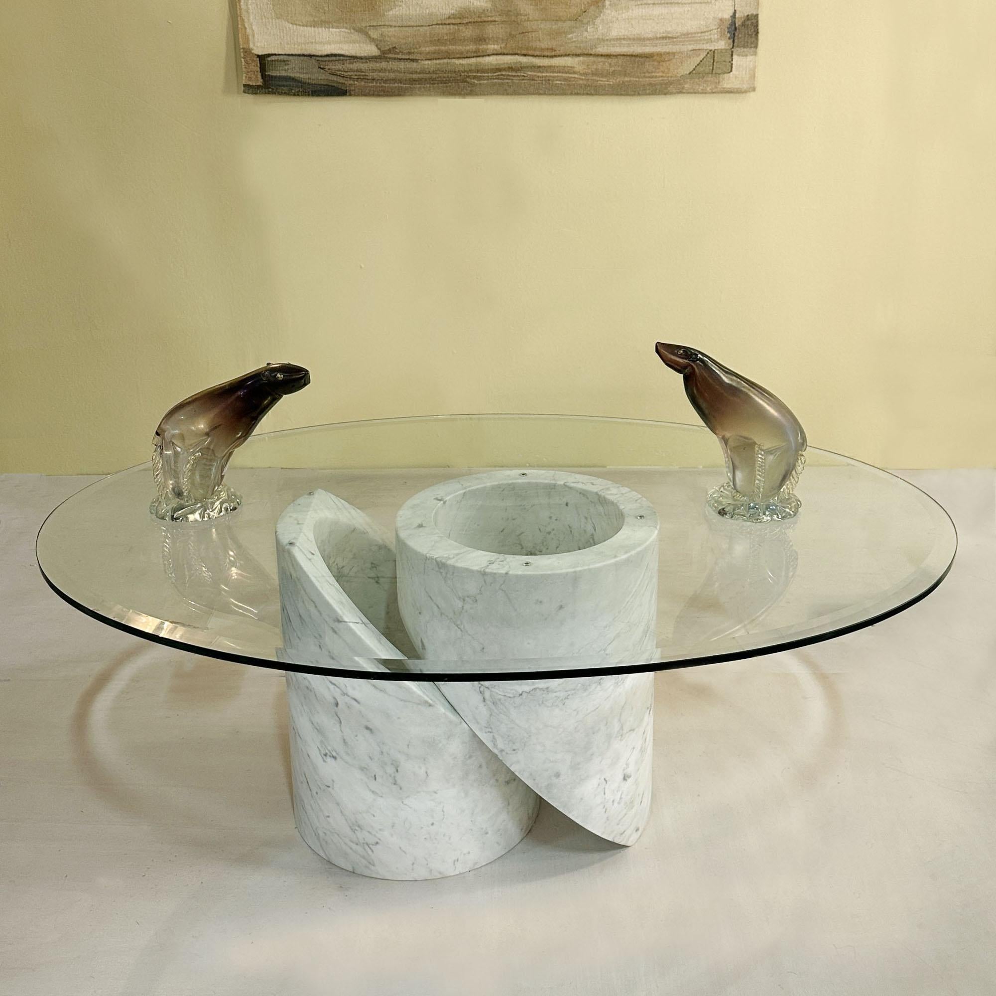 Mesa de centro de mármol de Carrara con tapa ovalada de cristal, Italia Años 60 Moderno de mediados de siglo en venta