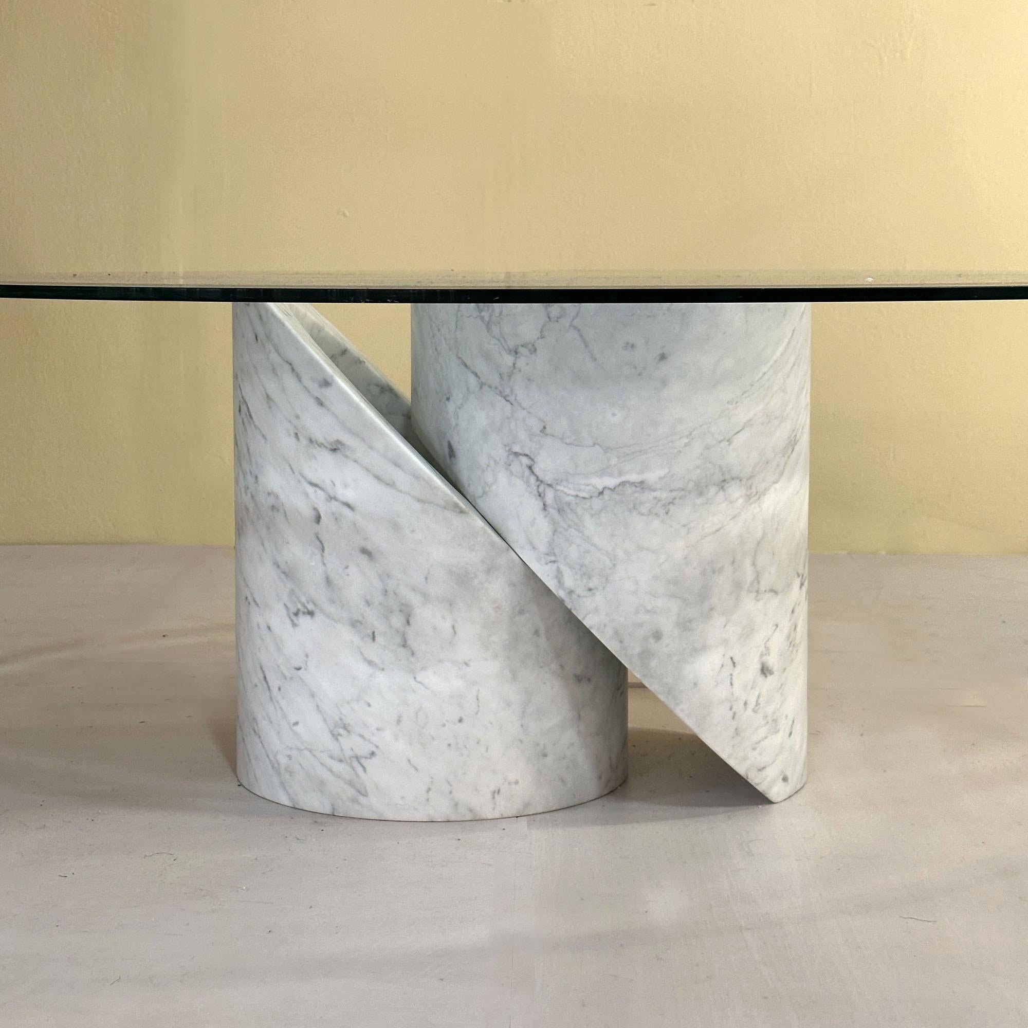 Mesa de centro de mármol de Carrara con tapa ovalada de cristal, Italia Años 60 Vidrio cortado en venta