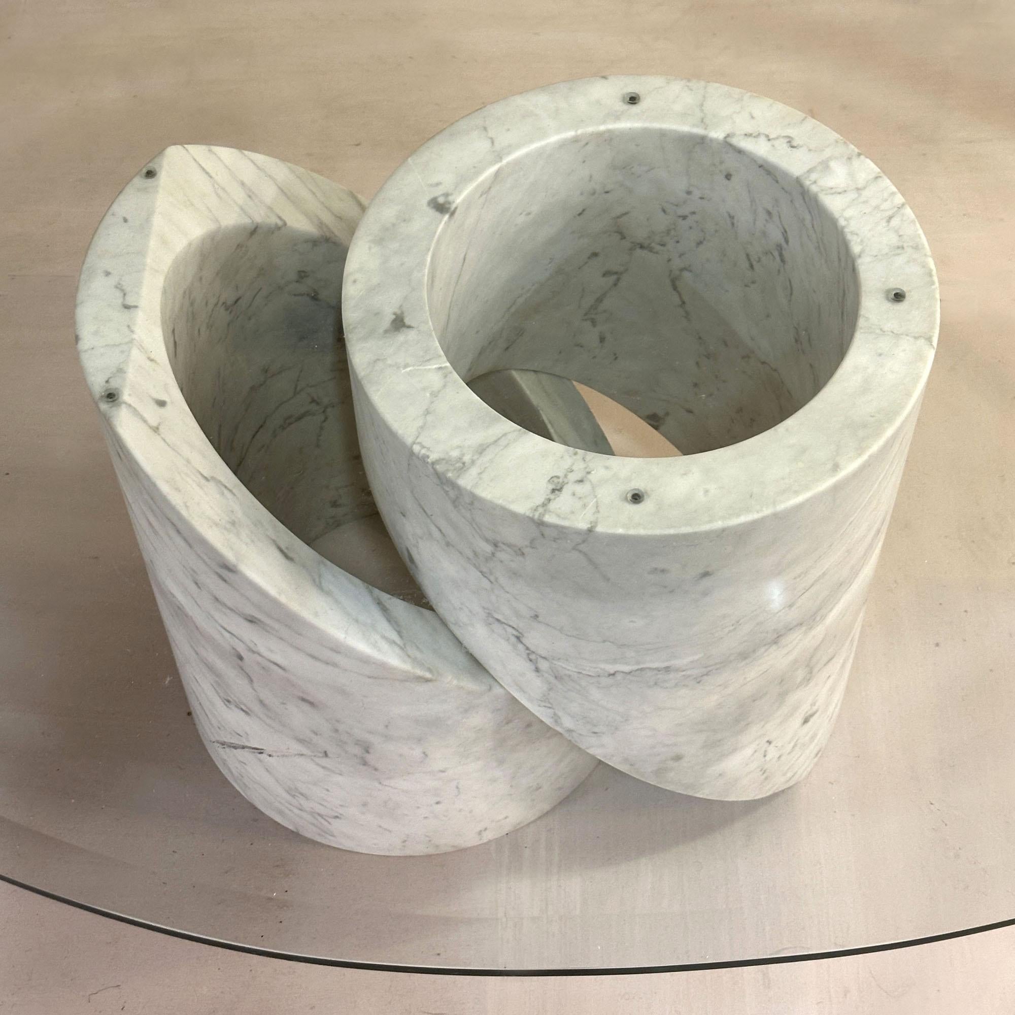 Mesa de centro de mármol de Carrara con tapa ovalada de cristal, Italia Años 60 en venta 1