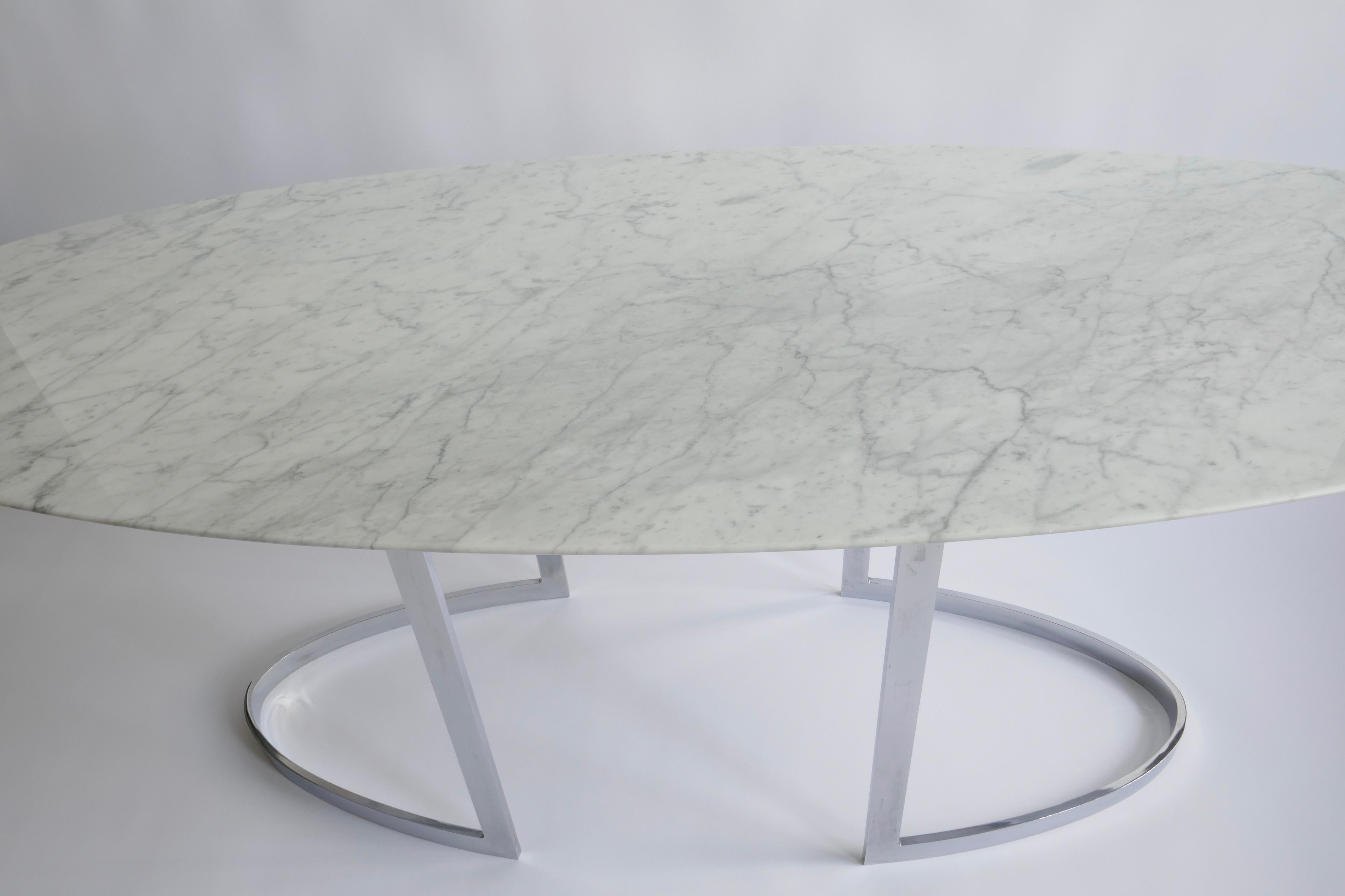 Une élégante table console polyvalente de forme ovale qui peut facilement devenir un bureau et/ou une petite table à manger. Base en pieds arrondis chromés.
Mesures : L 195cm
W 70cm.