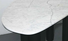 Scrivania piccola di forma organica in marmo di Carrara con base in acciaio nero Made in France