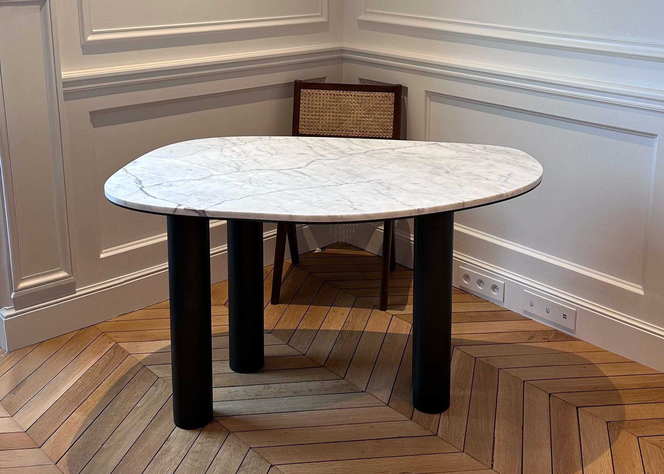 Modern Carrara Marble Small Organic Shape Desk with Black Steel Base Made in France For Sale