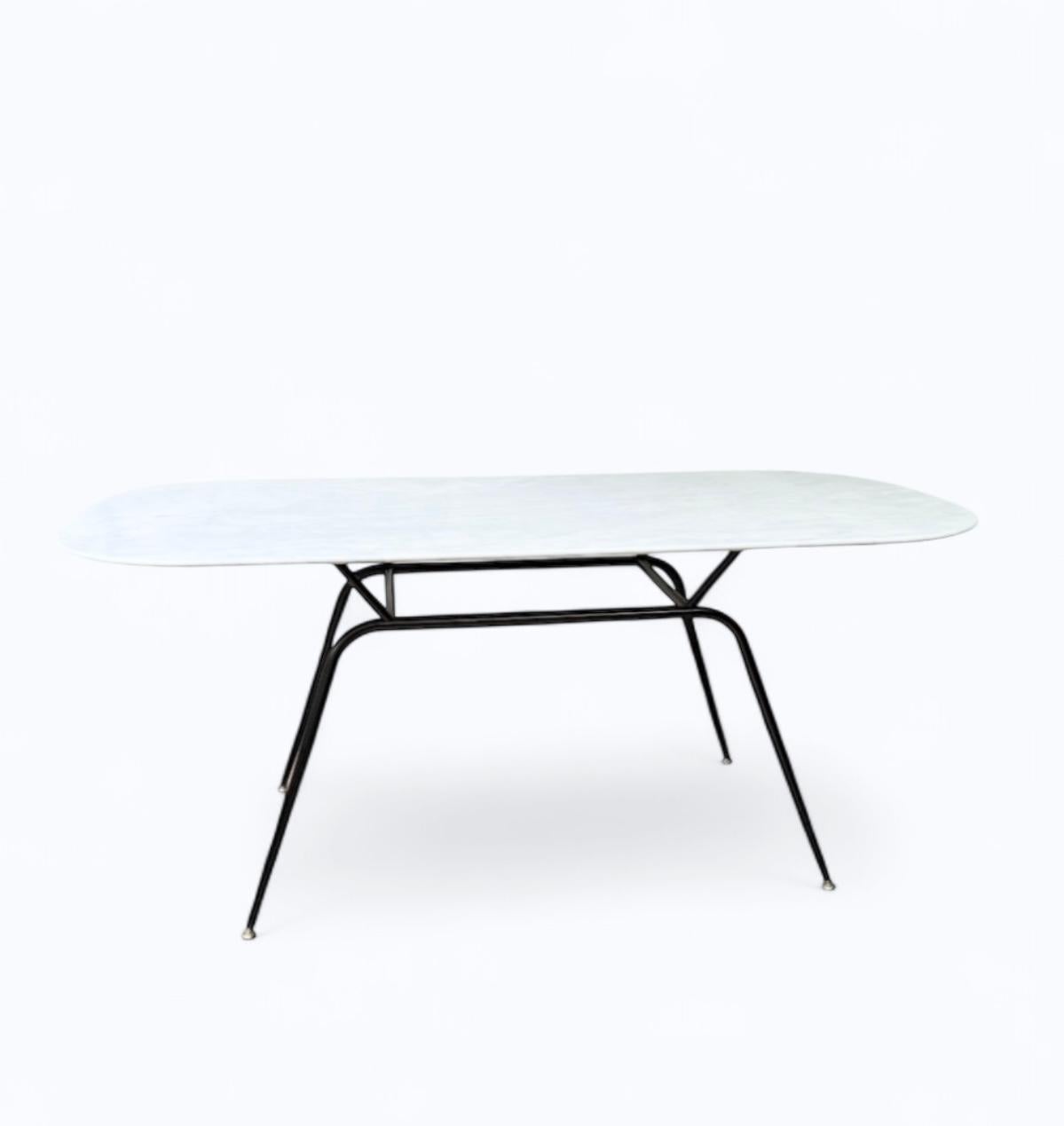 Le plateau de la table est doté d'une finition en biseau inversé qui lui confère un bord élégant. Les pieds de la table sont en acier tubulaire avec une finition noire émaillée et les pieds sont en laiton à angle réglable. Ico Parisi est connu comme