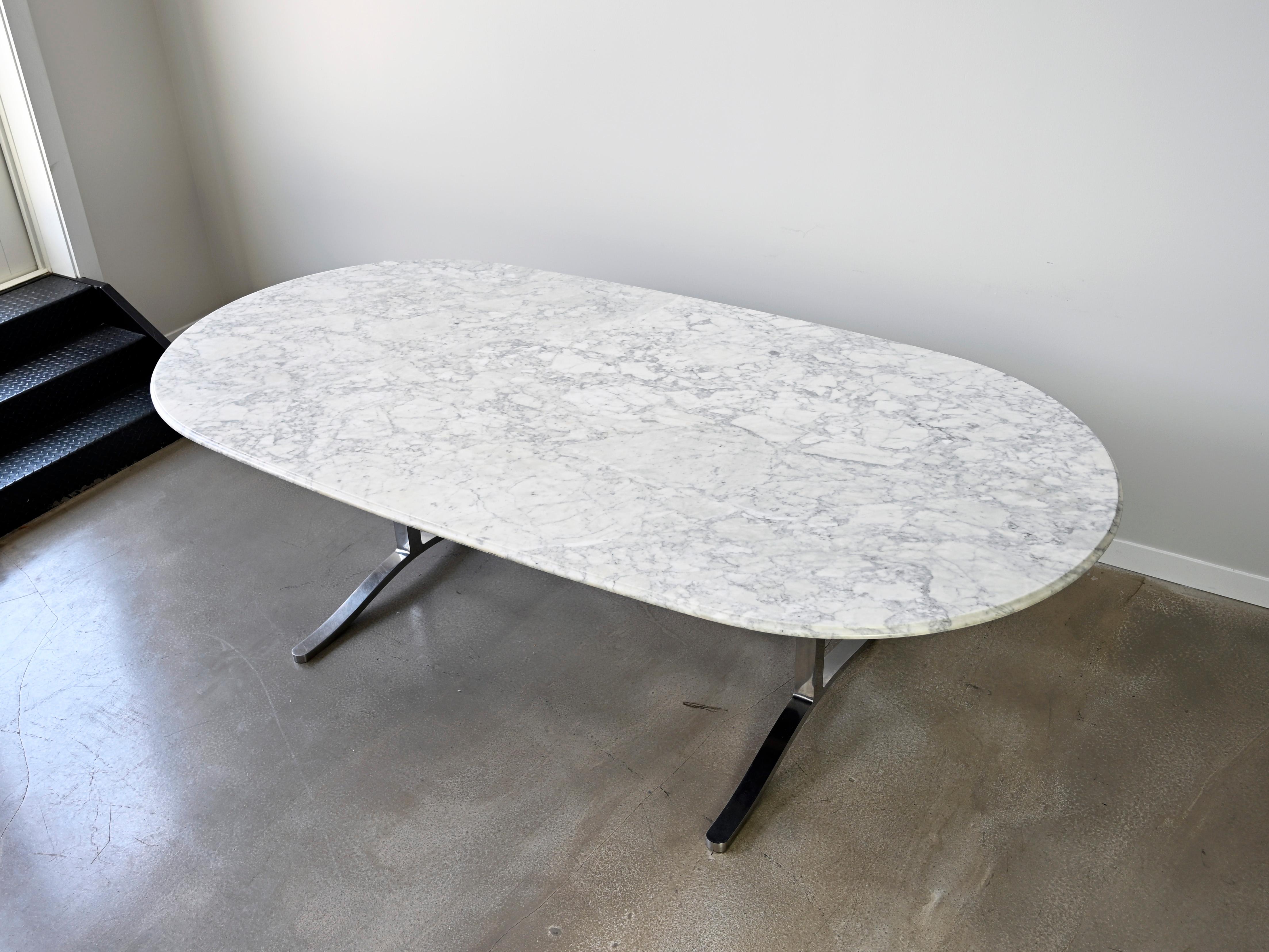 Mid-Century moderno Tavolo da pranzo in marmo di Carrara con base in acciaio inossidabile di Nicos Zographos in vendita