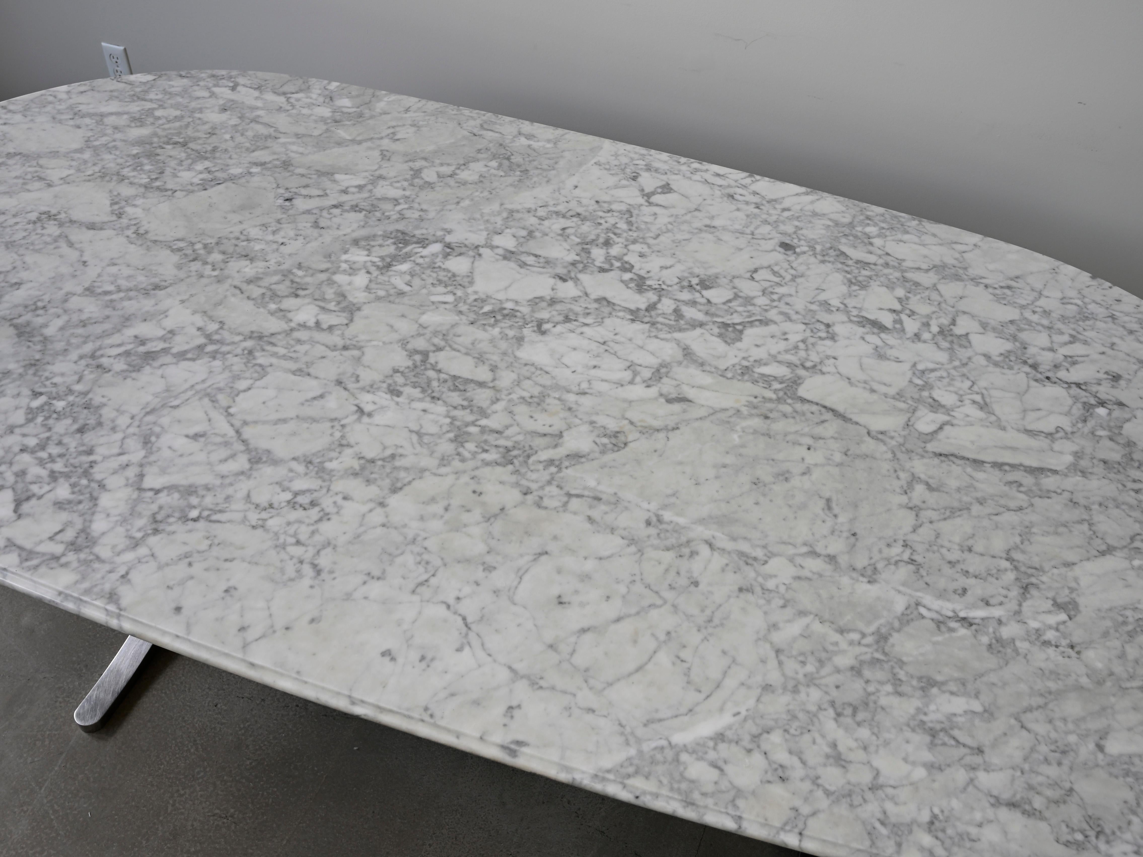 XX secolo Tavolo da pranzo in marmo di Carrara con base in acciaio inossidabile di Nicos Zographos in vendita