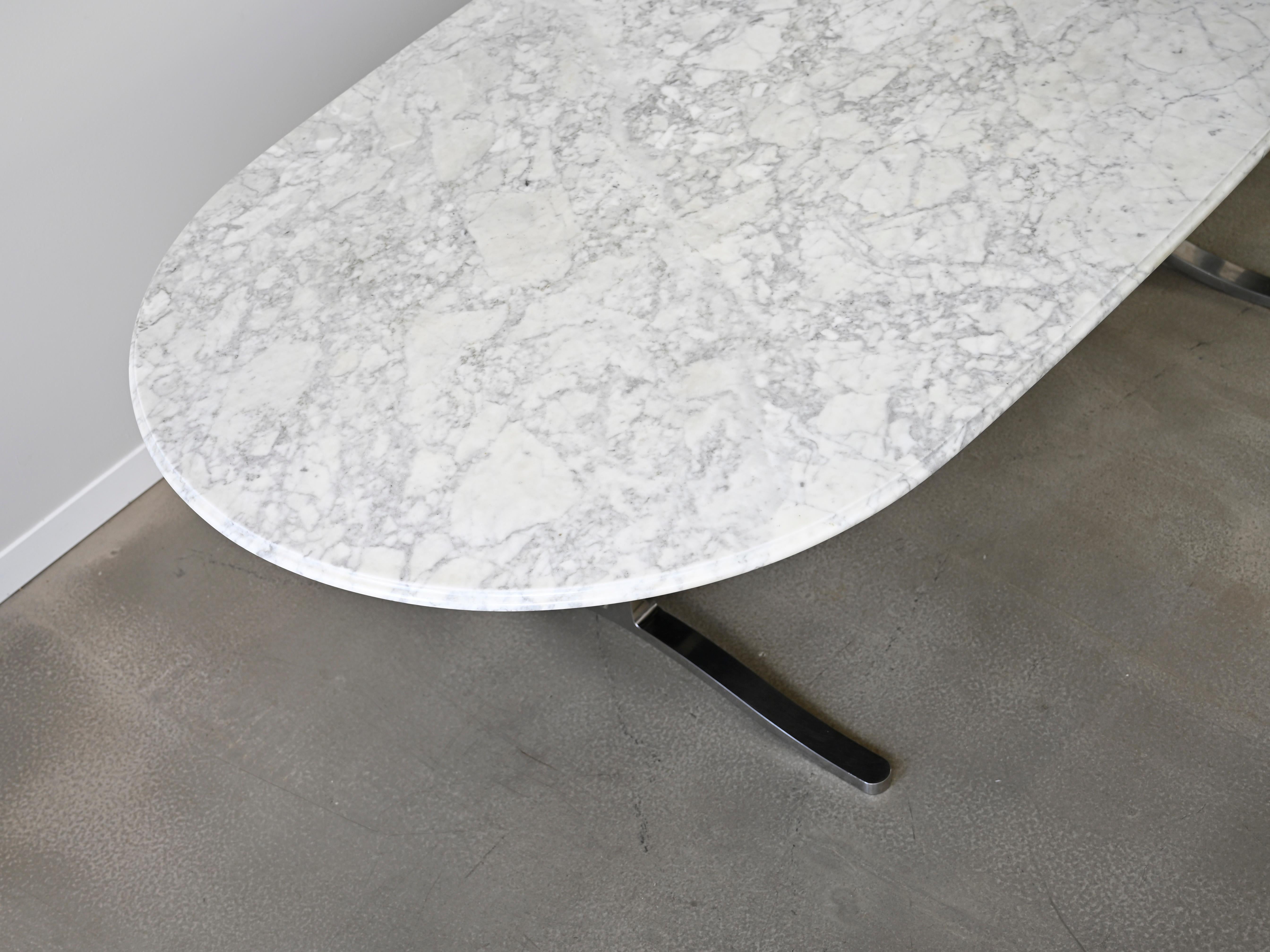 Mesa de comedor de mármol de Carrara con base de acero inoxidable de Nicos Zographos Acero inoxidable en venta