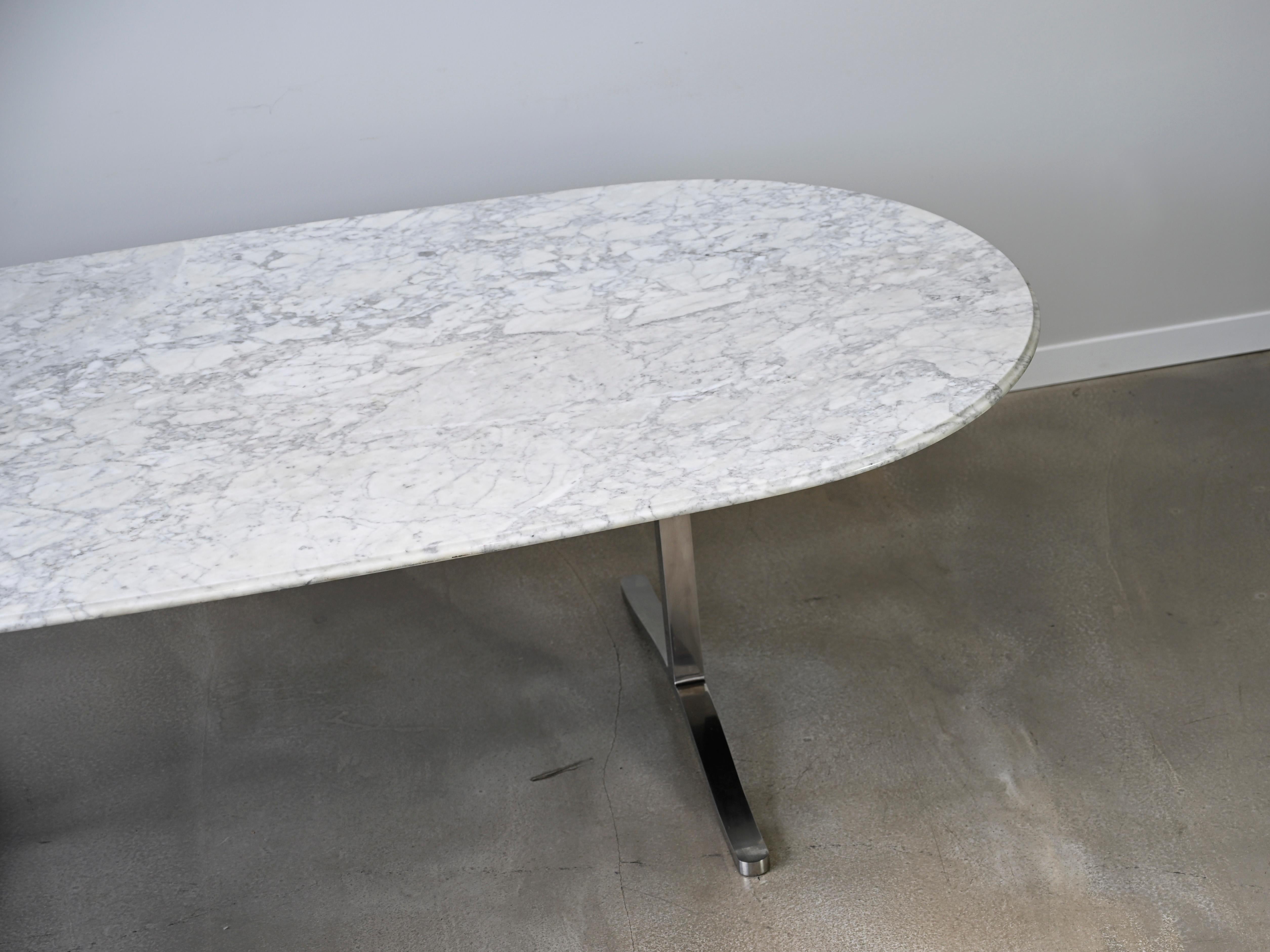 Tavolo da pranzo in marmo di Carrara con base in acciaio inossidabile di Nicos Zographos in vendita 1