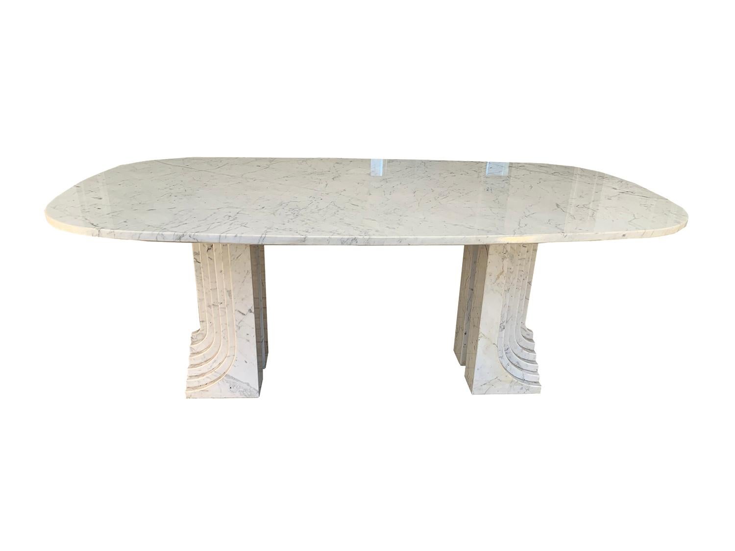Beautiful and rare dining room table attributed to Carlo Scarpa, 1970s. The table is made of a marble top with a shape between an oval and a rectangle and is set on two marble feet.

Magnifique et rare table de salle à manger attribuée à Carlo