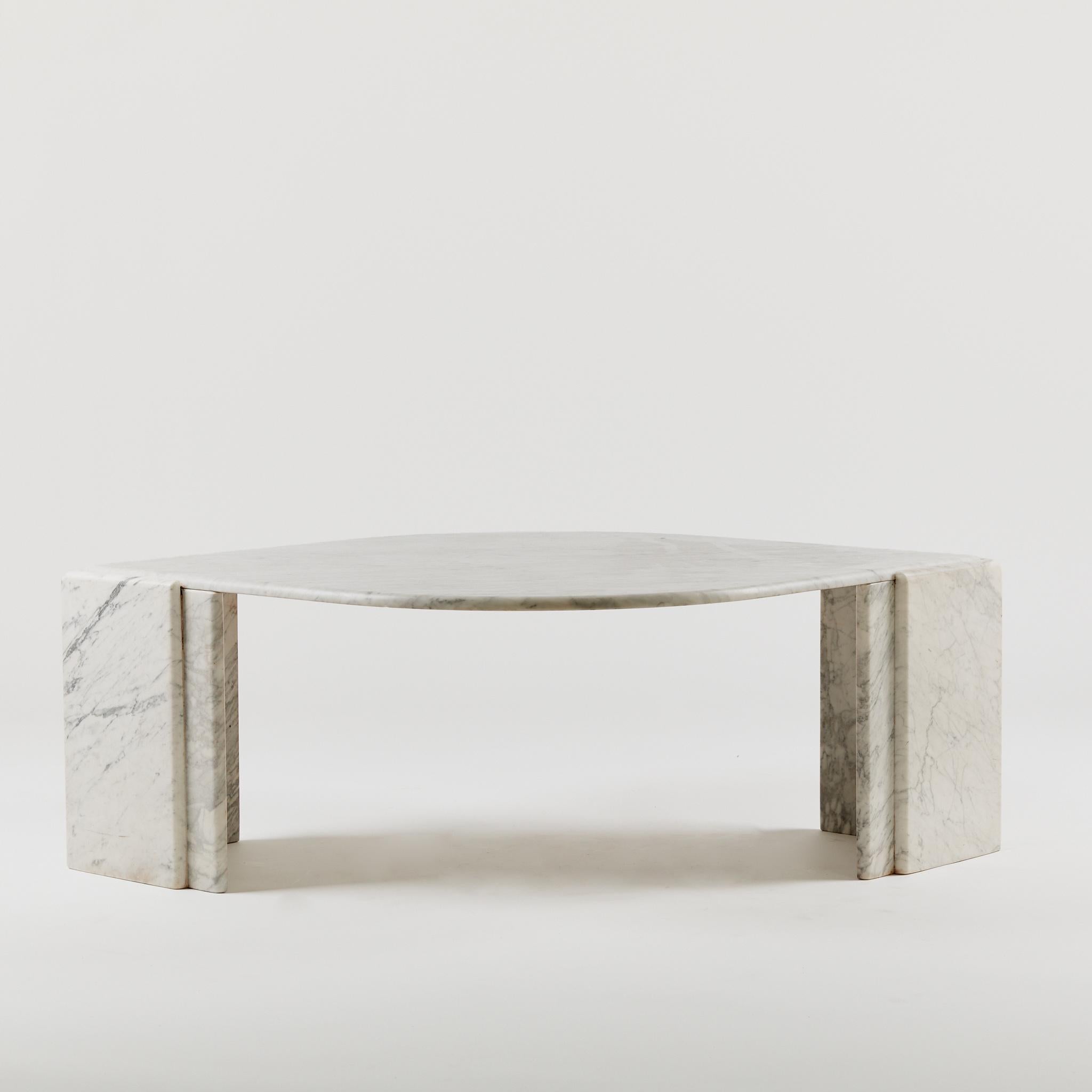 Vintage Carrara marble eye shaped coffee table, with stepped legs. Surface in good vintage condition, no chips or cracks. 

Period: Circa 1980's

Material: Carrara marble 

Dimensions: W98 × L139 × H45 cm

Condition: Vintage condition, with