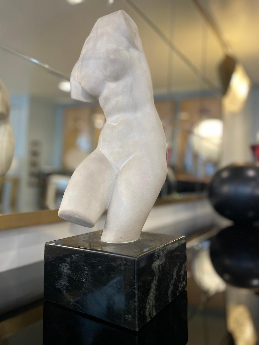 Skulptur einer weiblichen Büste aus Carrara-Marmor mit Sockel aus schwarzem Marmor, 1950er Jahre im Angebot 5