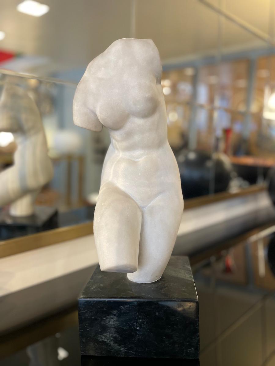 Skulptur einer weiblichen Büste aus Carrara-Marmor mit Sockel aus schwarzem Marmor, 1950er Jahre im Angebot 6