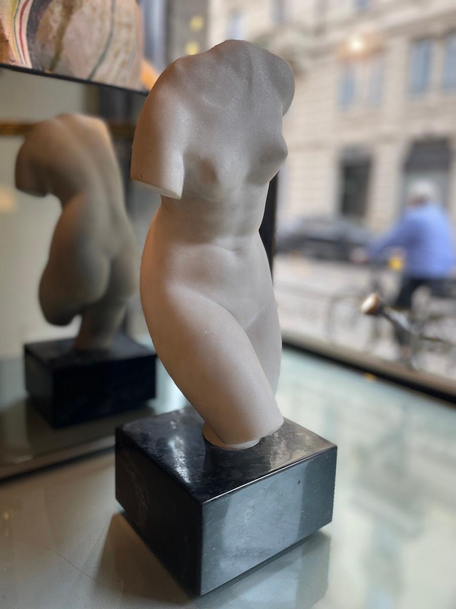 Skulptur einer weiblichen Büste aus Carrara-Marmor mit Sockel aus schwarzem Marmor, 1950er Jahre (Moderne der Mitte des Jahrhunderts) im Angebot