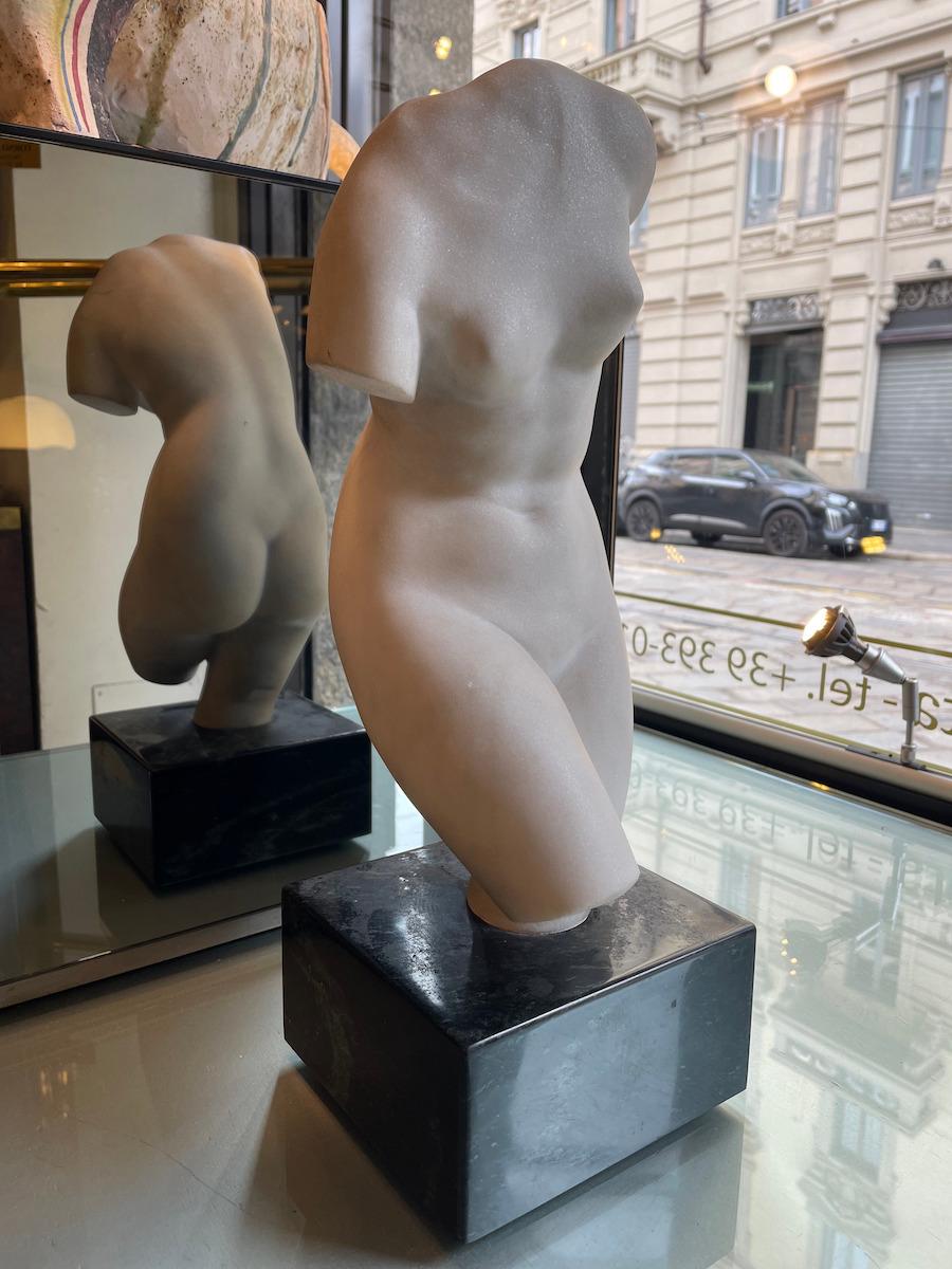 Skulptur einer weiblichen Büste aus Carrara-Marmor mit Sockel aus schwarzem Marmor, 1950er Jahre (Italienisch) im Angebot