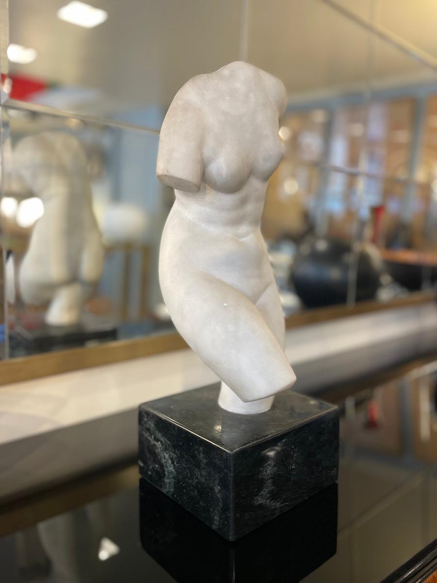 Skulptur einer weiblichen Büste aus Carrara-Marmor mit Sockel aus schwarzem Marmor, 1950er Jahre (Mitte des 20. Jahrhunderts) im Angebot