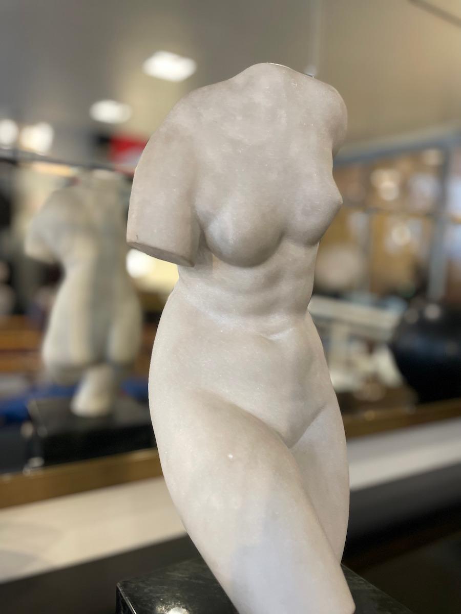 Skulptur einer weiblichen Büste aus Carrara-Marmor mit Sockel aus schwarzem Marmor, 1950er Jahre im Angebot 1