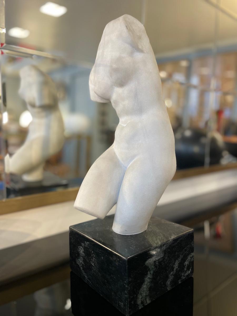 Skulptur einer weiblichen Büste aus Carrara-Marmor mit Sockel aus schwarzem Marmor, 1950er Jahre im Angebot 2