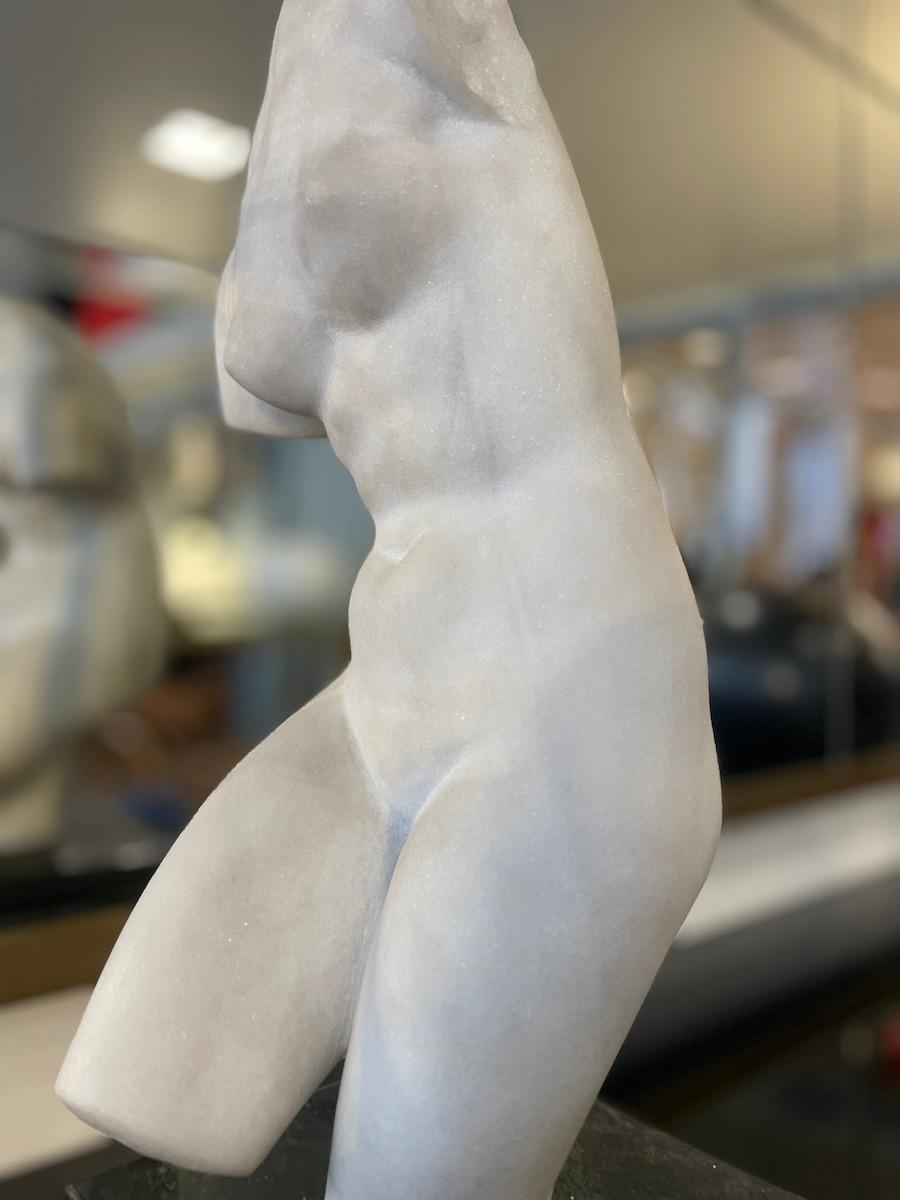 Skulptur einer weiblichen Büste aus Carrara-Marmor mit Sockel aus schwarzem Marmor, 1950er Jahre im Angebot 3