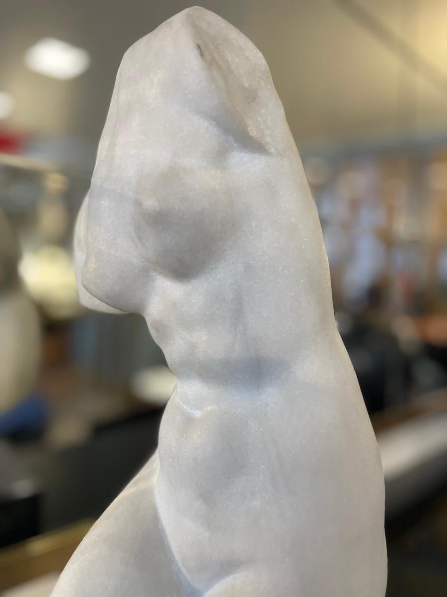 Skulptur einer weiblichen Büste aus Carrara-Marmor mit Sockel aus schwarzem Marmor, 1950er Jahre im Angebot 4