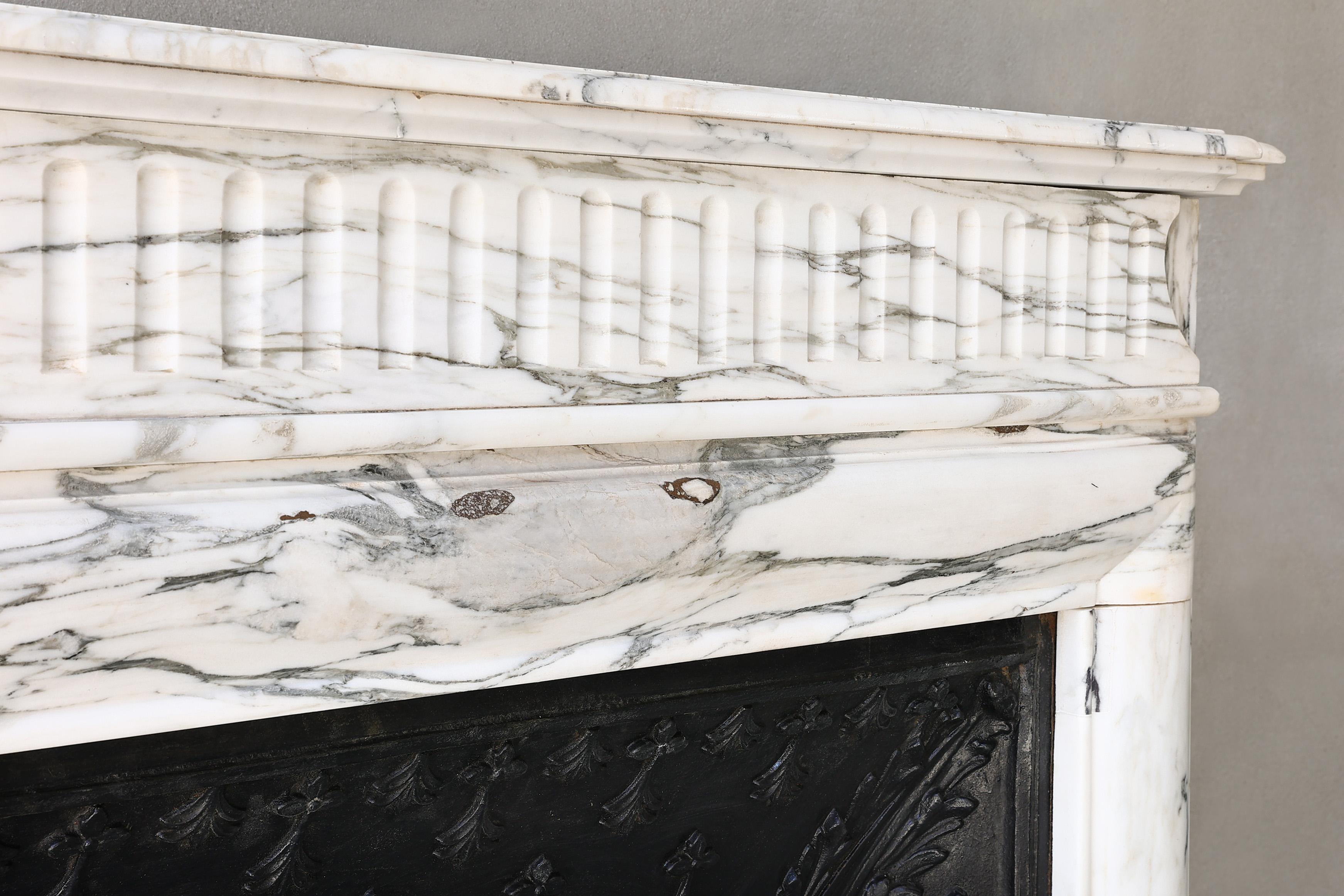 Carrara marble fireplace from the 19th century in style of Louis XIV In Good Condition In Made, NL