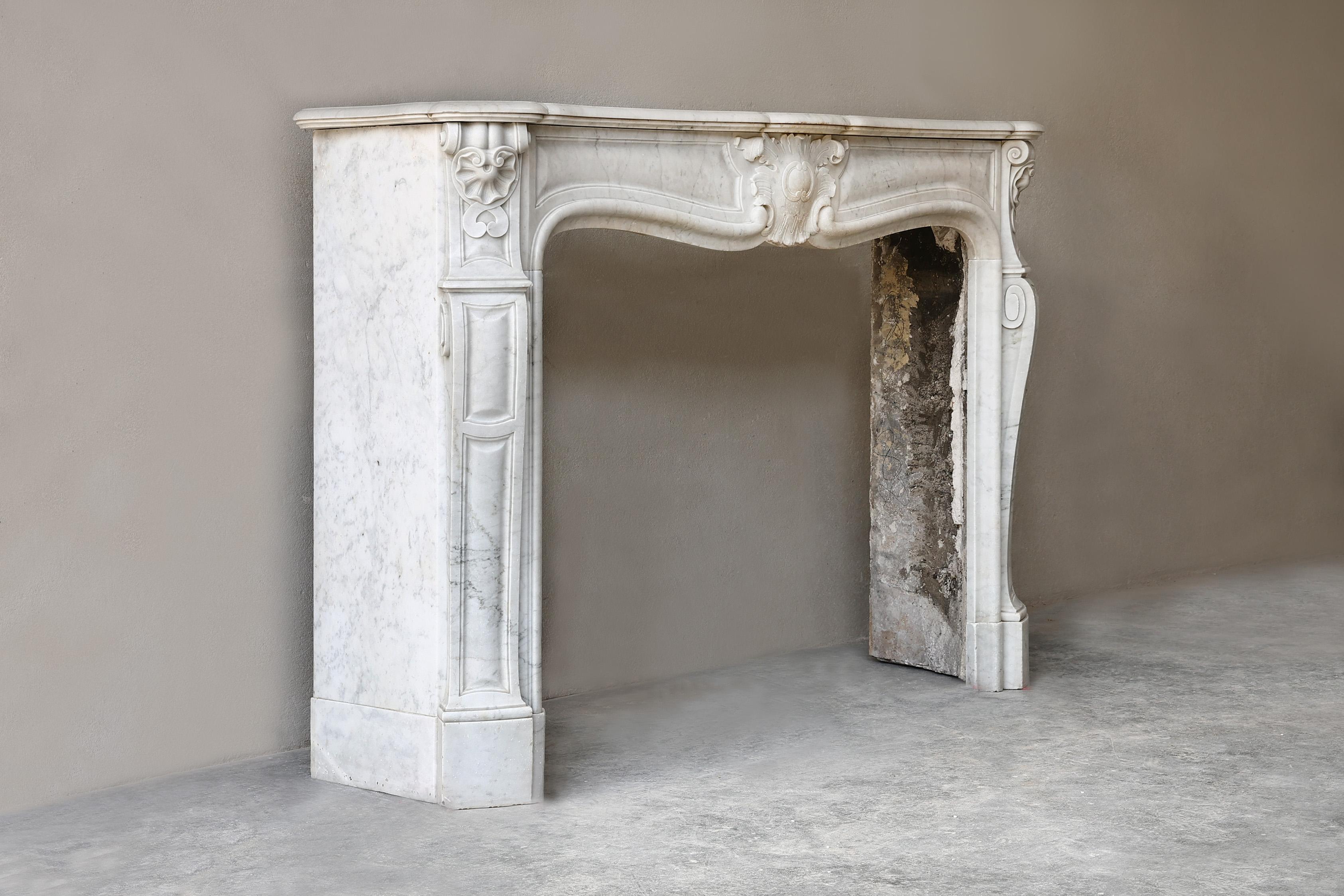 Antiker Kaminsims aus Carrara-Marmor aus dem 19. Jahrhundert! Dieser Kaminsims ist im Stil von Louis XV und hat eine schöne Jakobsmuschel in der Mitte des vorderen Teils und durchgehend auf den Beinen. Ein schicker Kamin, der sehr gut in eine