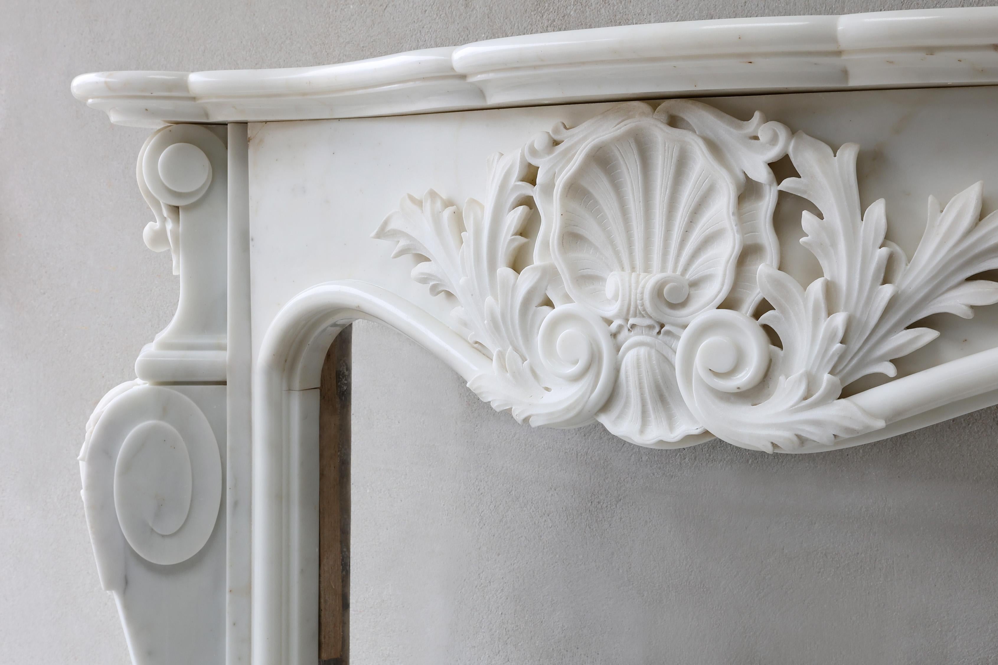 Carrara Marble Fireplace in the Style of Louis XV from the 20th Century In Good Condition In Made, NL