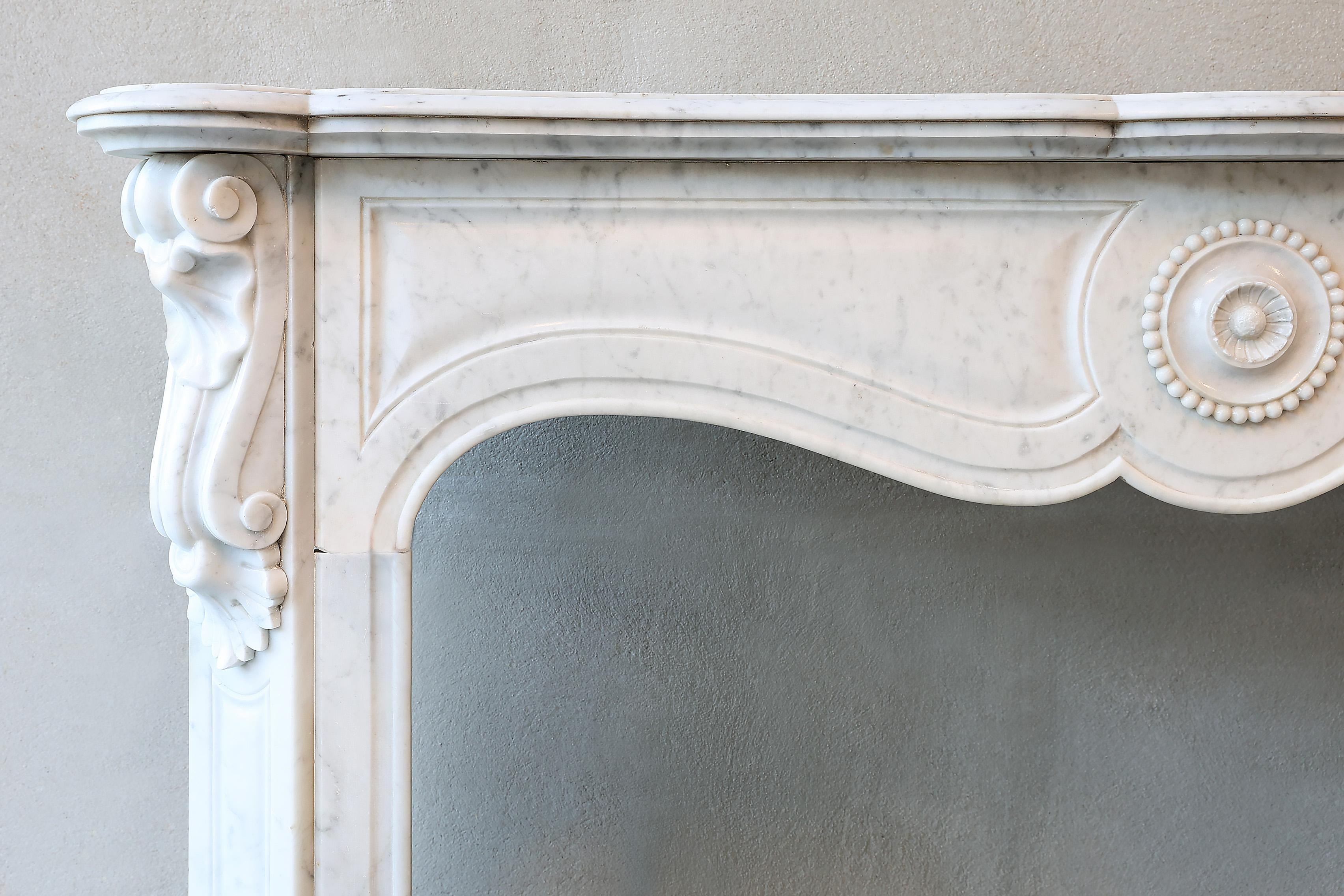 Carrara Marble Fireplace in the Style of Pompadour from the 19th Century In Good Condition For Sale In Made, NL