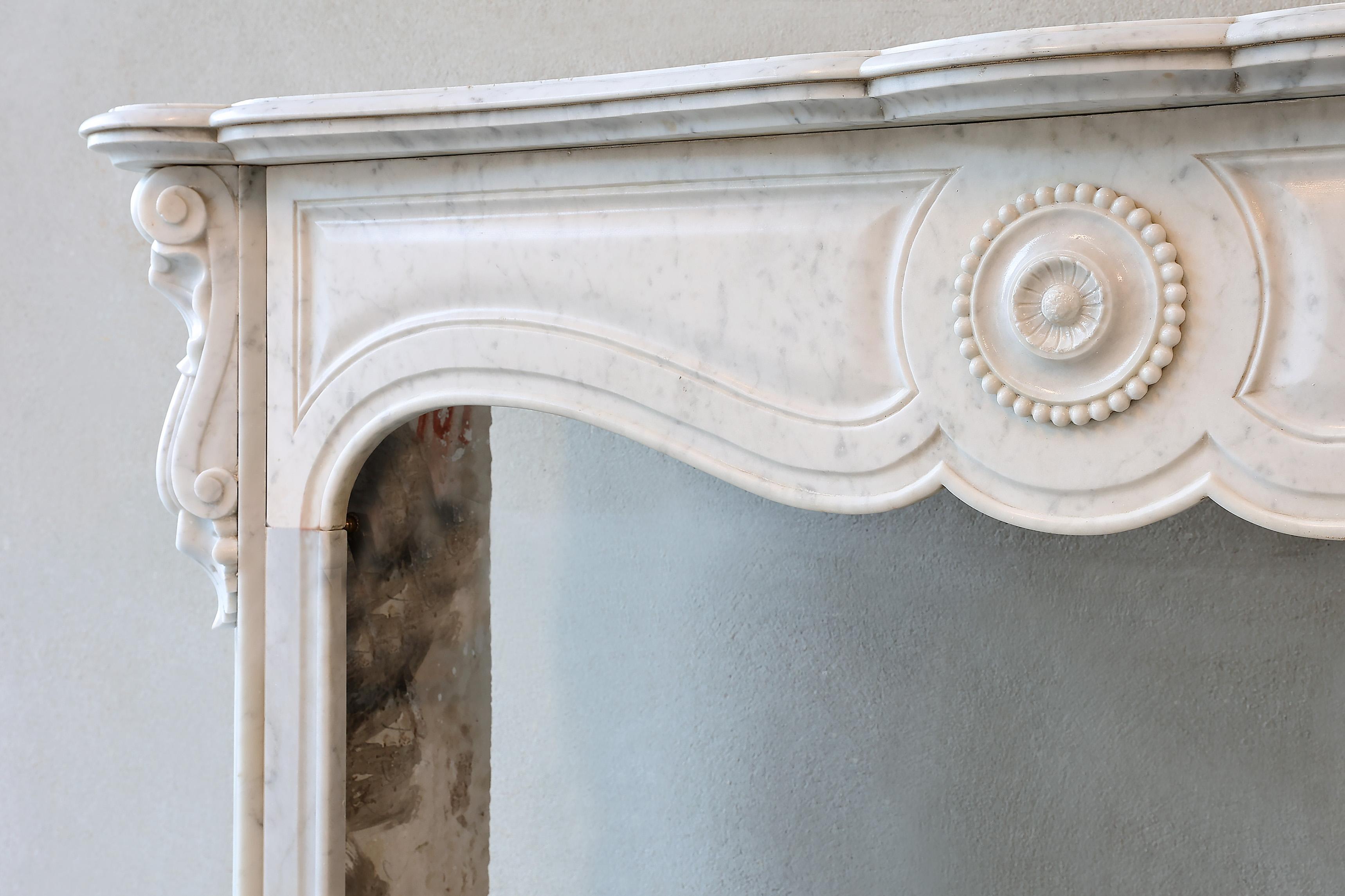 Carrara Marble Fireplace in the Style of Pompadour from the 19th Century For Sale 1