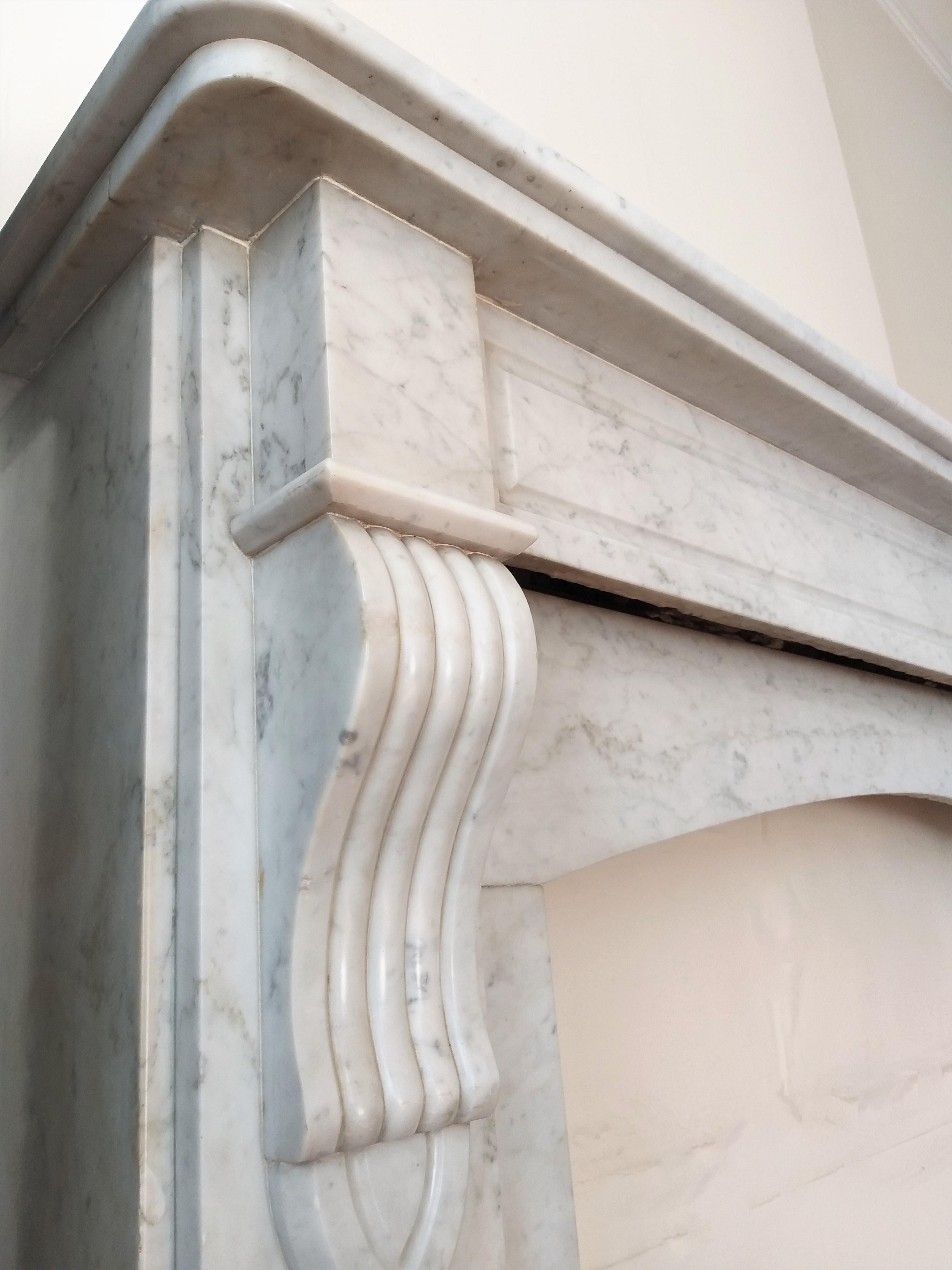 Carrara Marble Fireplace, Late 19th Century In Good Condition For Sale In Gembloux, BE