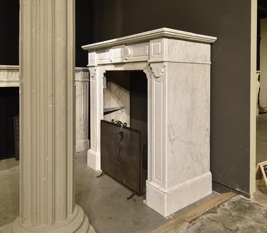Carrara marble fireplace mantel 19th Century In Good Condition For Sale In Udenhout, NL