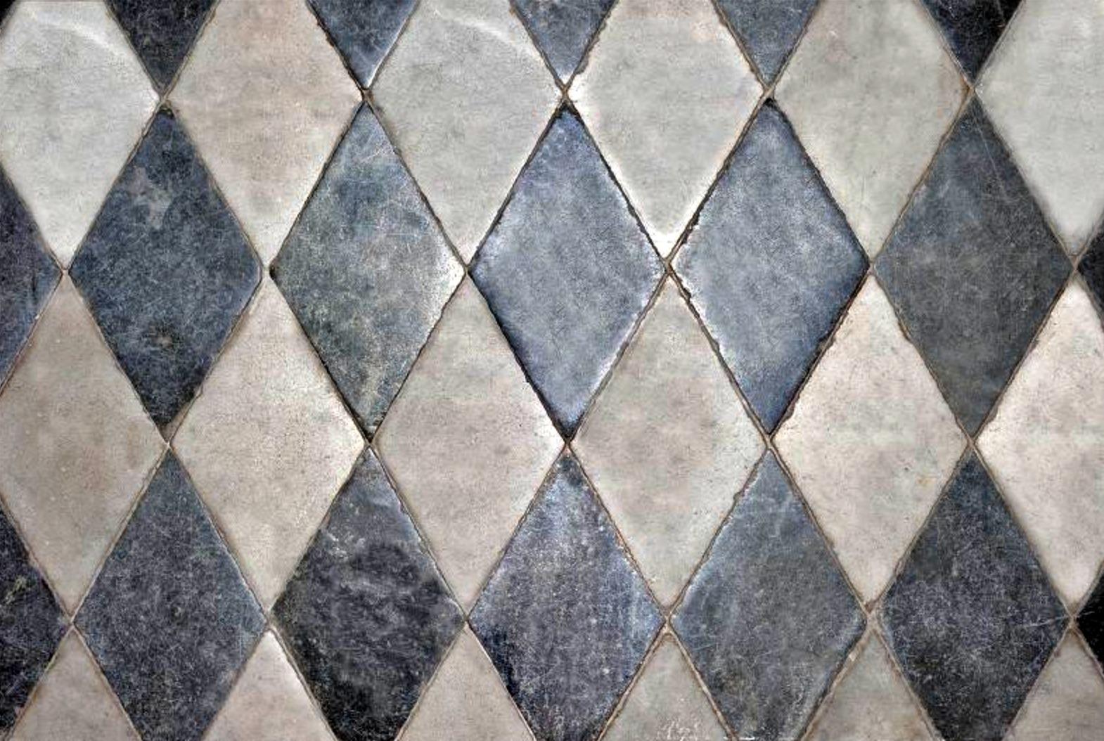 Carrara marble floor with symmetrical rhombus early 20th century

Floor reproduced in white of Carrara and Bardiglio or white of Carrara and black marquina,
Copy of the sixteenth-century floor of the Church of s. Giuseppe Di Pietrasanta