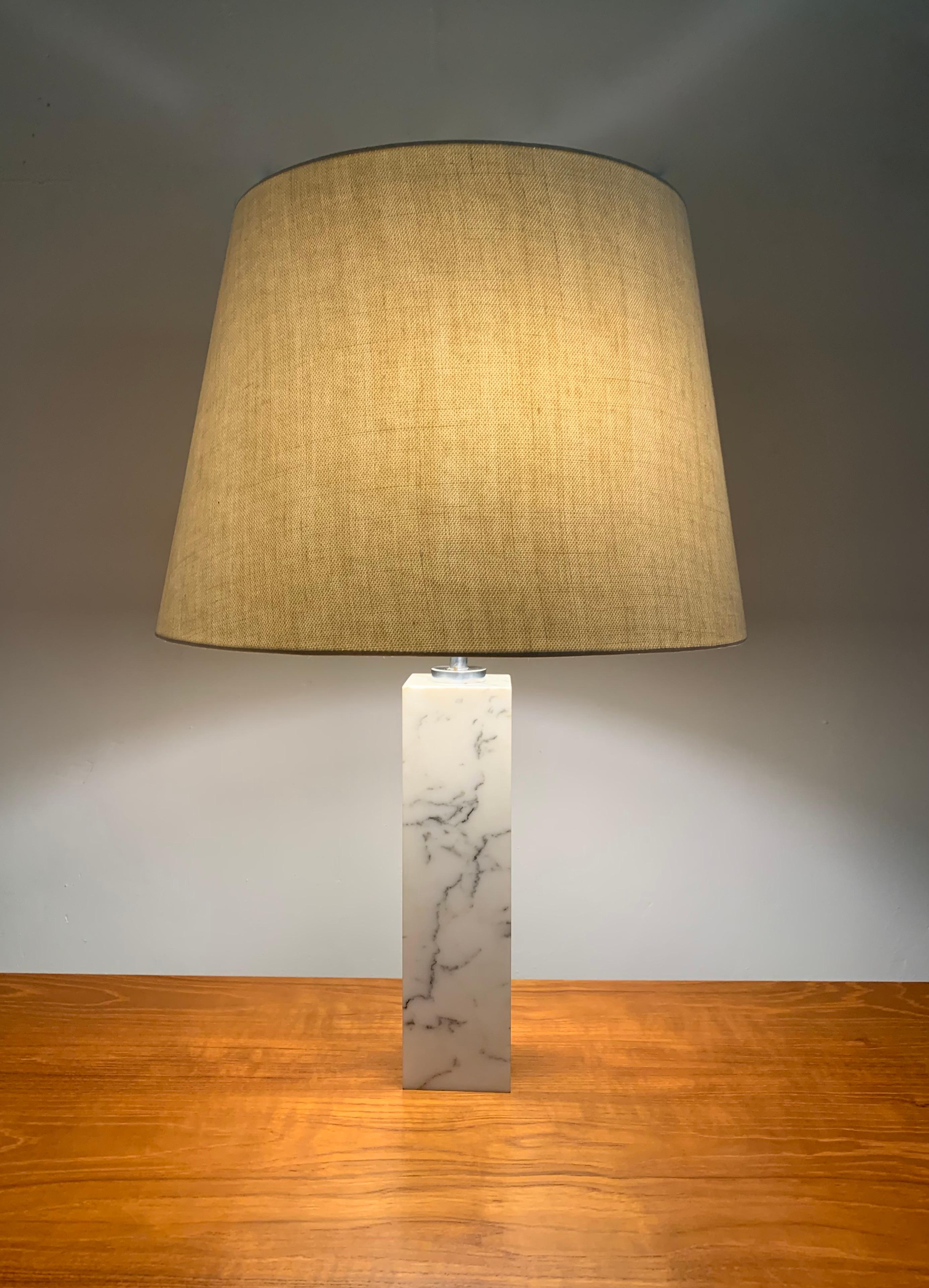 Carrara marble square base table lamp model 180 by Florence Knoll. 
Edited by Knoll International during the 1960's. 

Lamp is equipped with its original shade which has been reupholstered in a lovely cotton and linnen fabric close to the