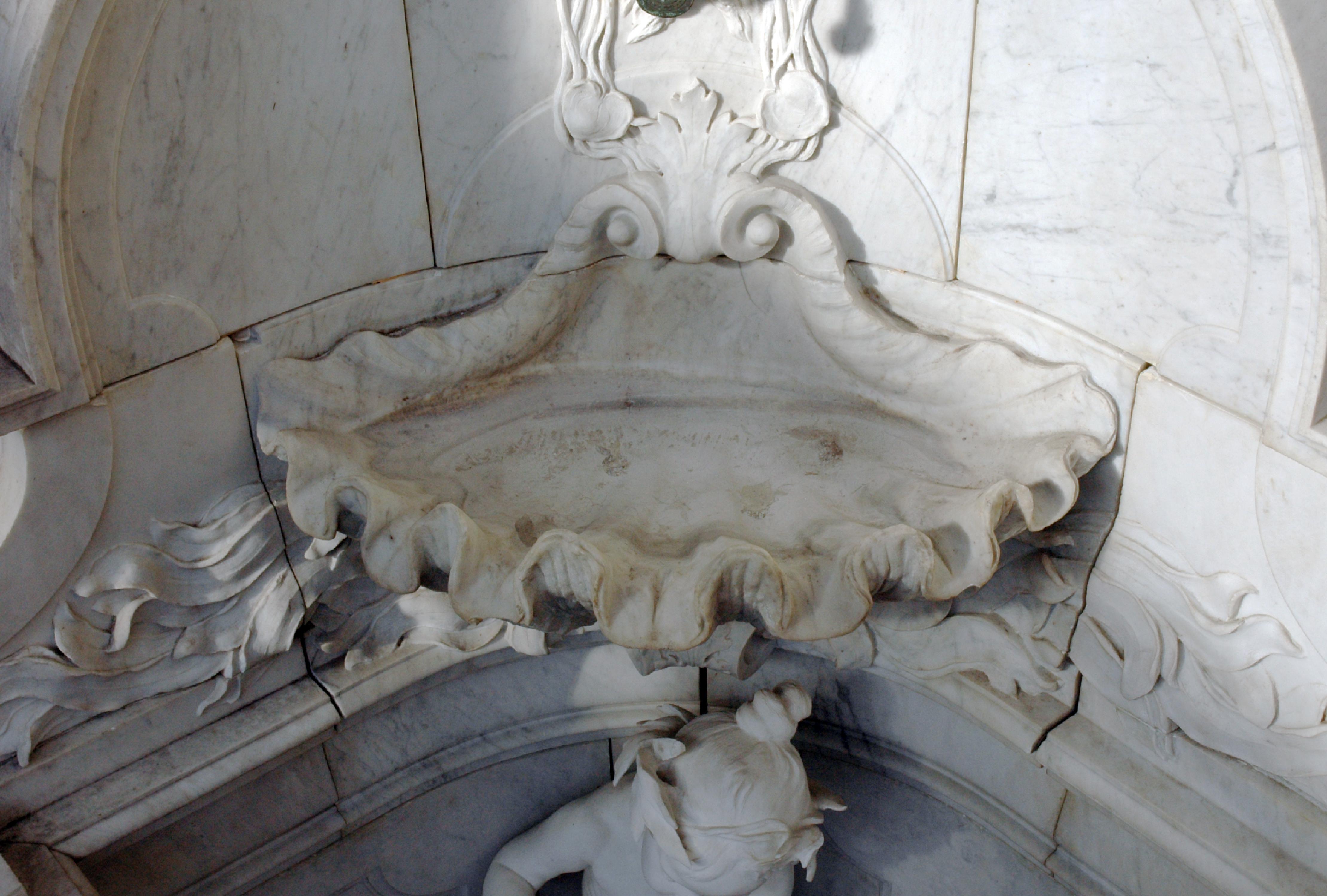Fontaine en marbre de Carrare, 19e siècle en vente 5