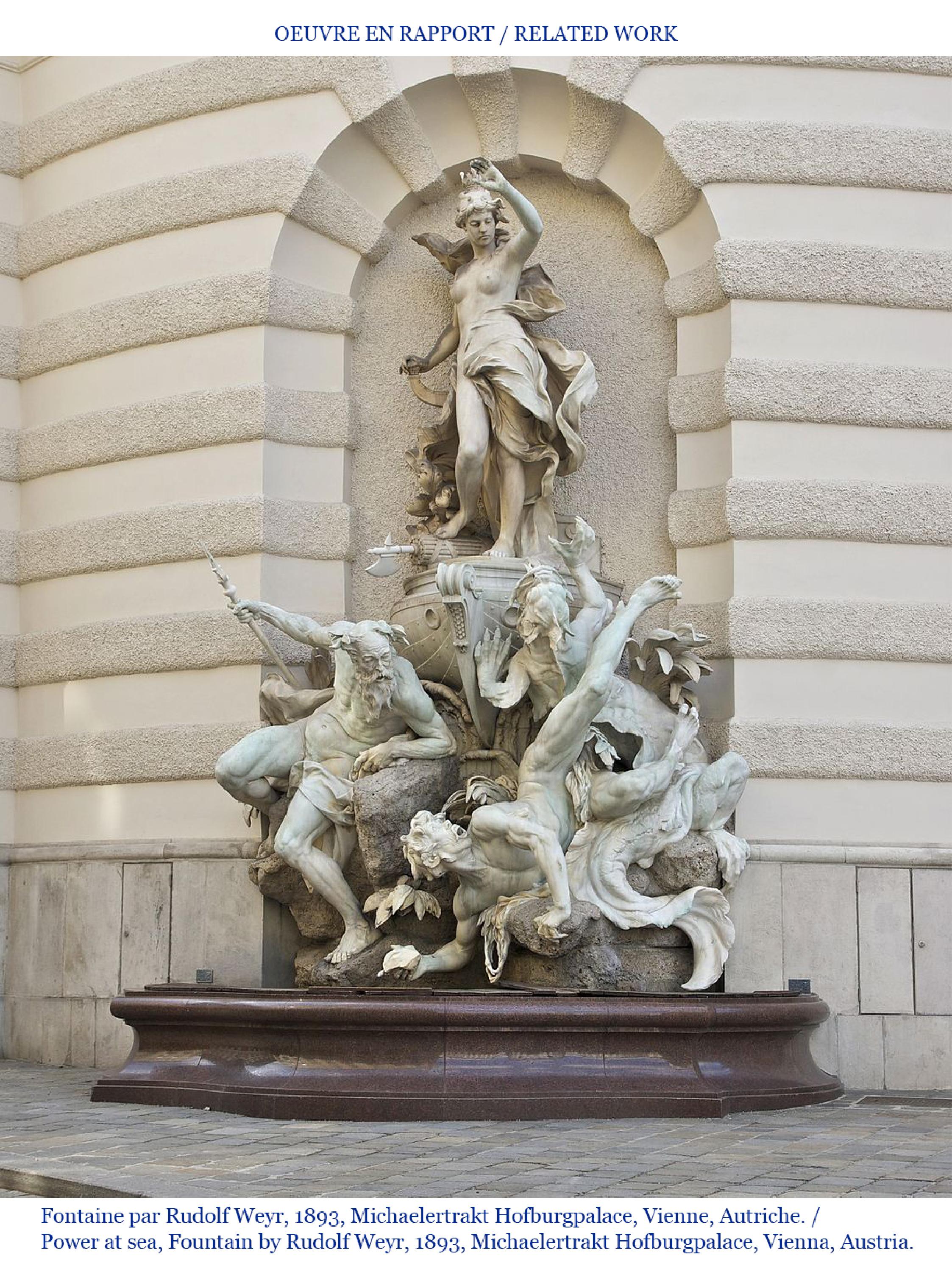 Cette fontaine d'angle a une architecture et une décoration en marbre de Carrare, et en statuaire de Carrare pour la figure centrale du jeune enfant. Il offre une symétrie parfaite sur une coquille soutenue par un feuillage aquatique qui s'épanouit