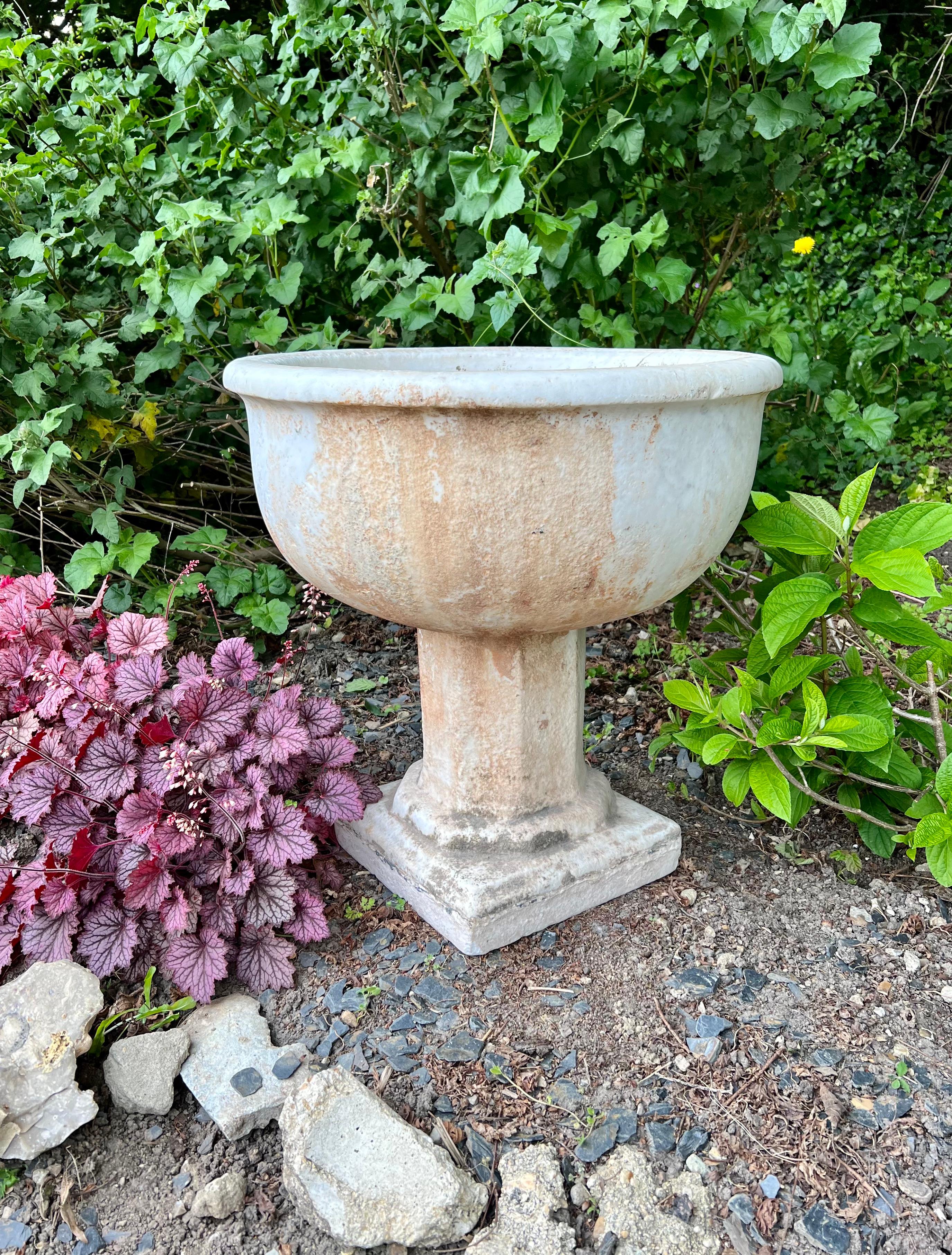 Cette exceptionnelle fontaine en marbre de Carrare est une pièce rare et élégante, présentant une pierre de drainage en forme d'étoile à huit branches magnifiquement conservée, connue sous le nom d'étoile d'Ishtar ou d'Inanna. Ce symbole ancien, qui