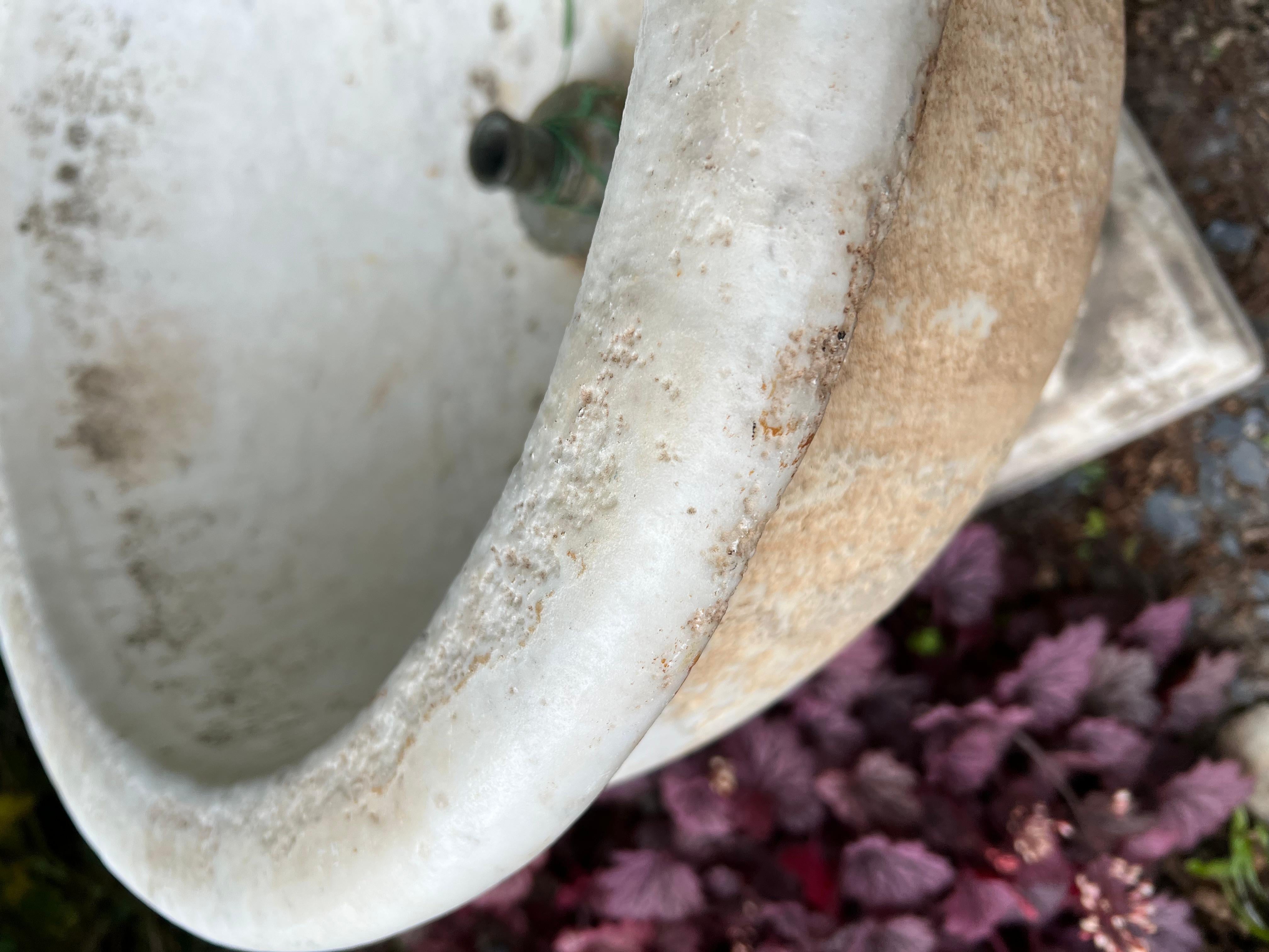 Fontaine en marbre de Carrare et sa pierre de drainage Bon état - En vente à PARIS, FR