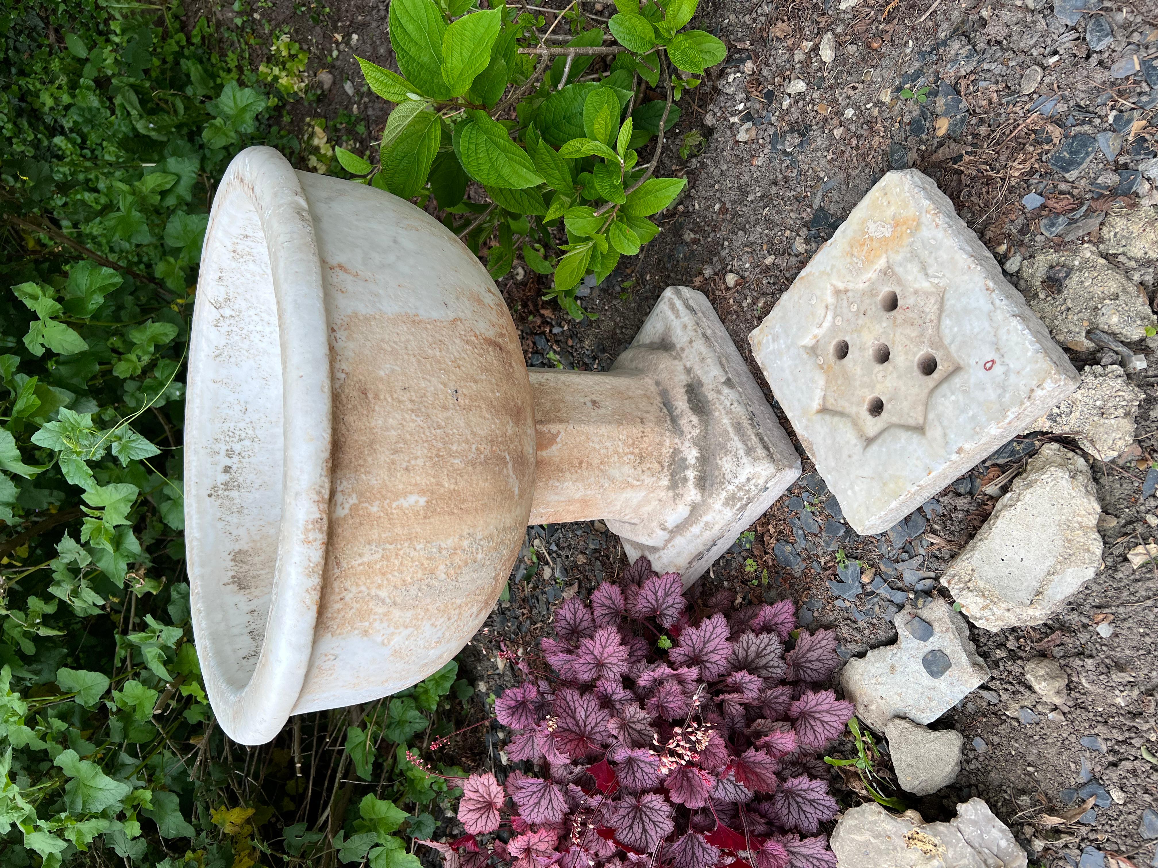 XVIIIe siècle et antérieur Fontaine en marbre de Carrare et sa pierre de drainage en vente
