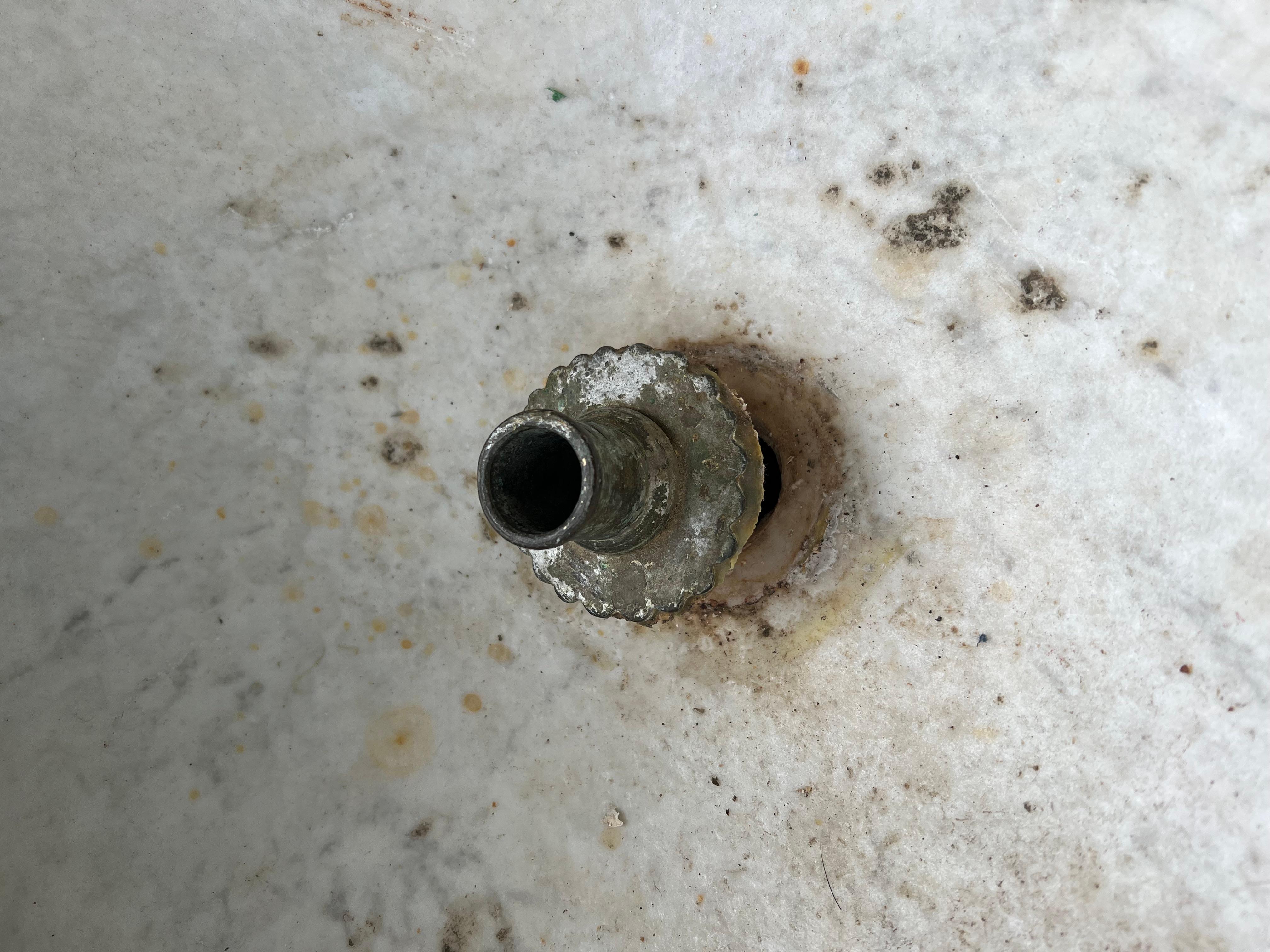 Fontaine en marbre de Carrare et sa pierre de drainage en vente 1