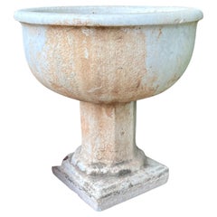 Der Brunnen aus Carrara-Marmor und sein Drainage-Stein