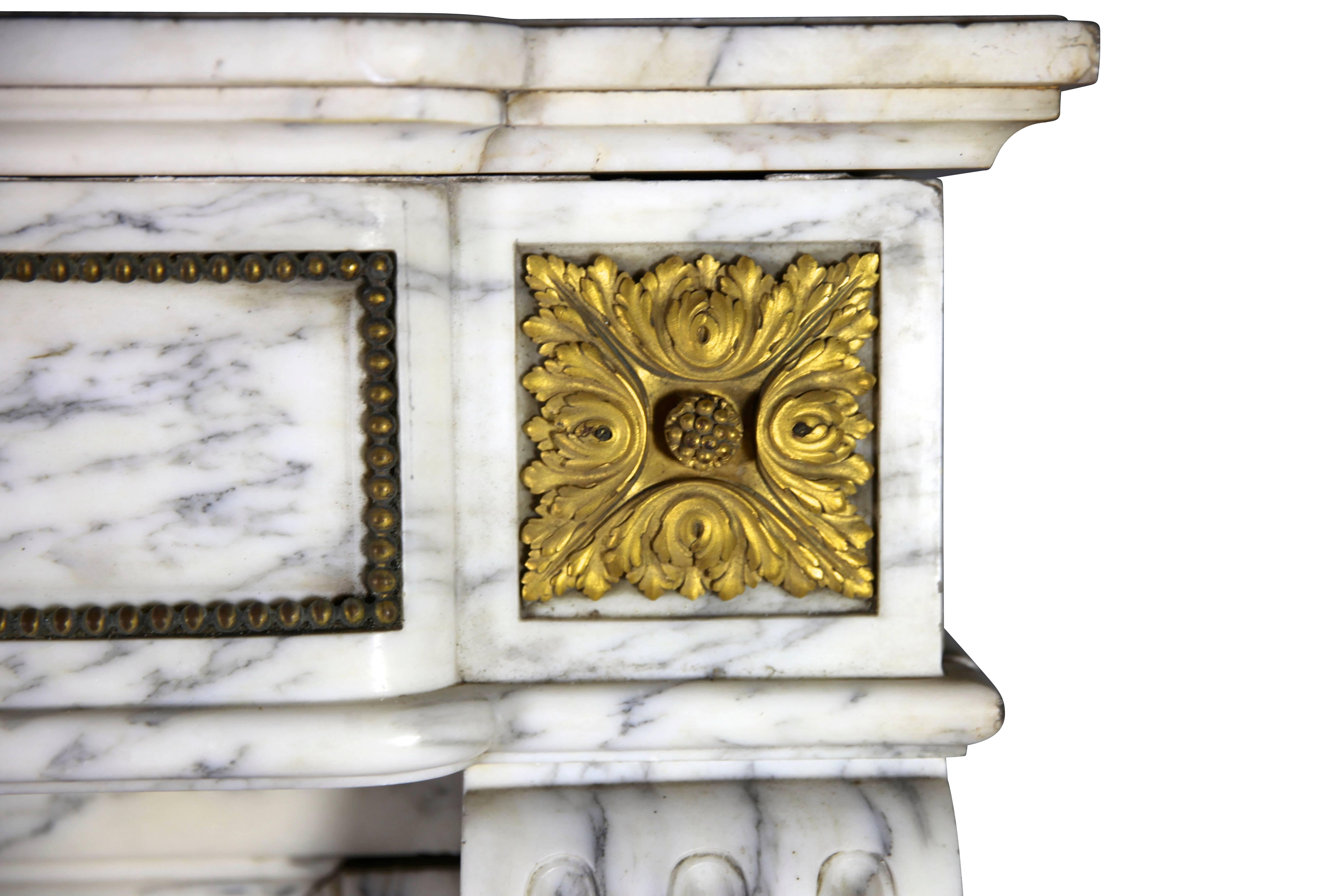 Carrara Marble French Antique Fireplace Surround in the Style of Louis XVI In Good Condition For Sale In Beervelde, BE