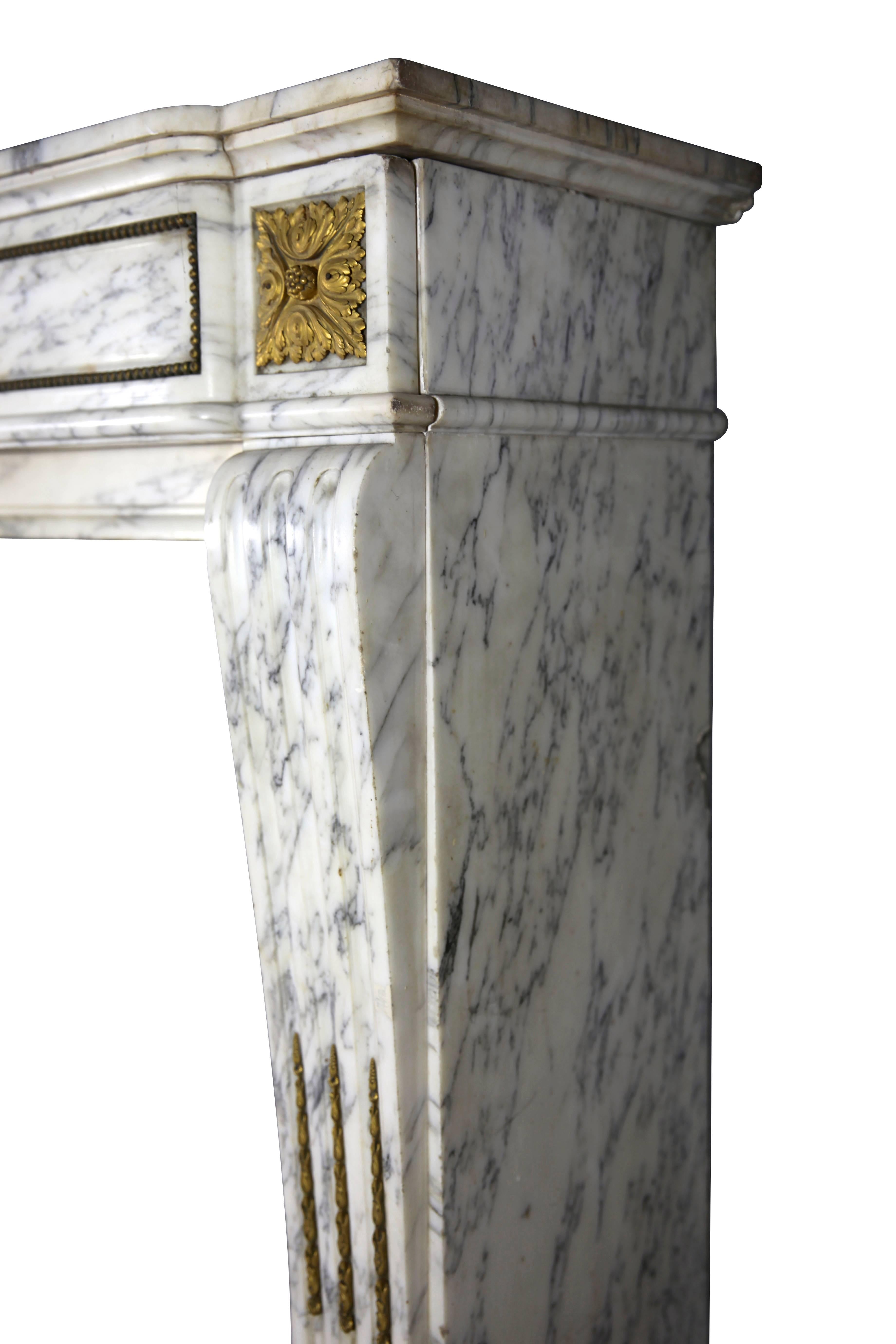 Contorno per caminetto antico francese in marmo di Carrara in stile Luigi XVI In condizioni buone in vendita a Beervelde, BE