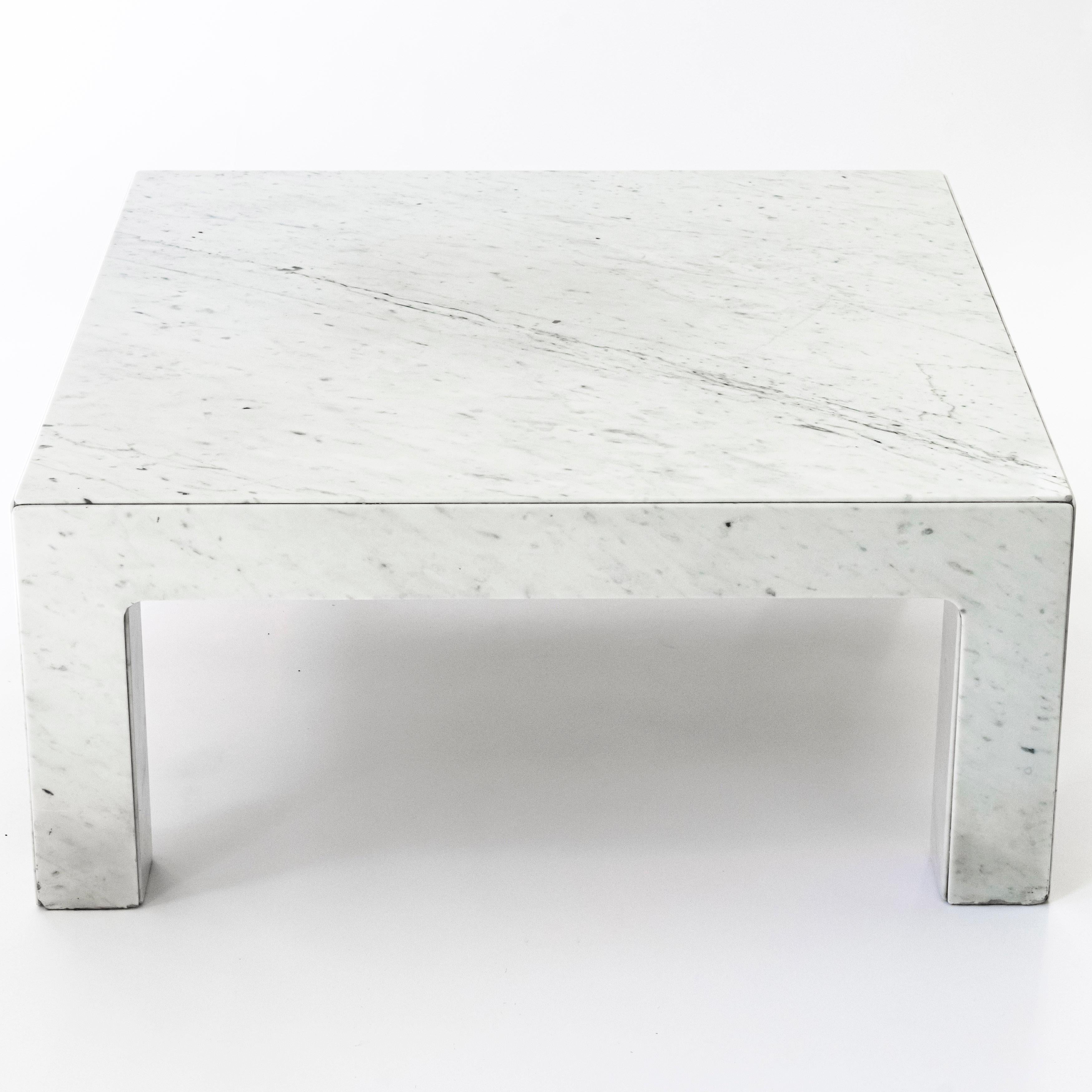 Niedriger Tisch aus Carrara-Marmor. Alberto Churba zugeschrieben, Argentinien, um 1970.