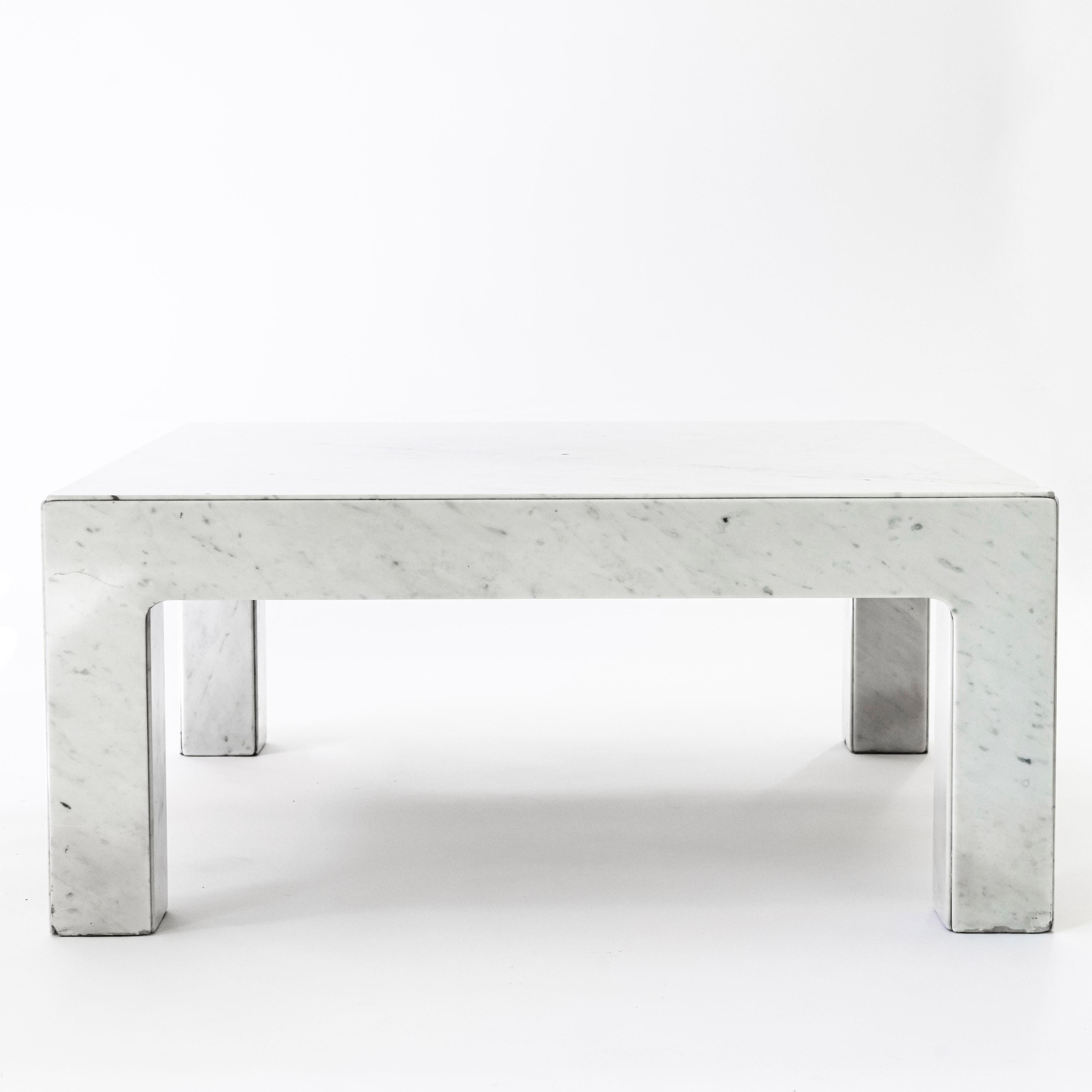 Niedriger Tisch aus Carrara-Marmor, Alberto Churba zugeschrieben, Argentinien, um 1970 (Moderne der Mitte des Jahrhunderts) im Angebot