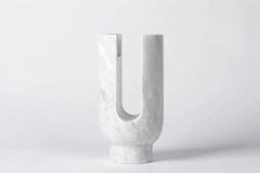Portacandele Lyra in marmo di Carrara di Dan Yeffet